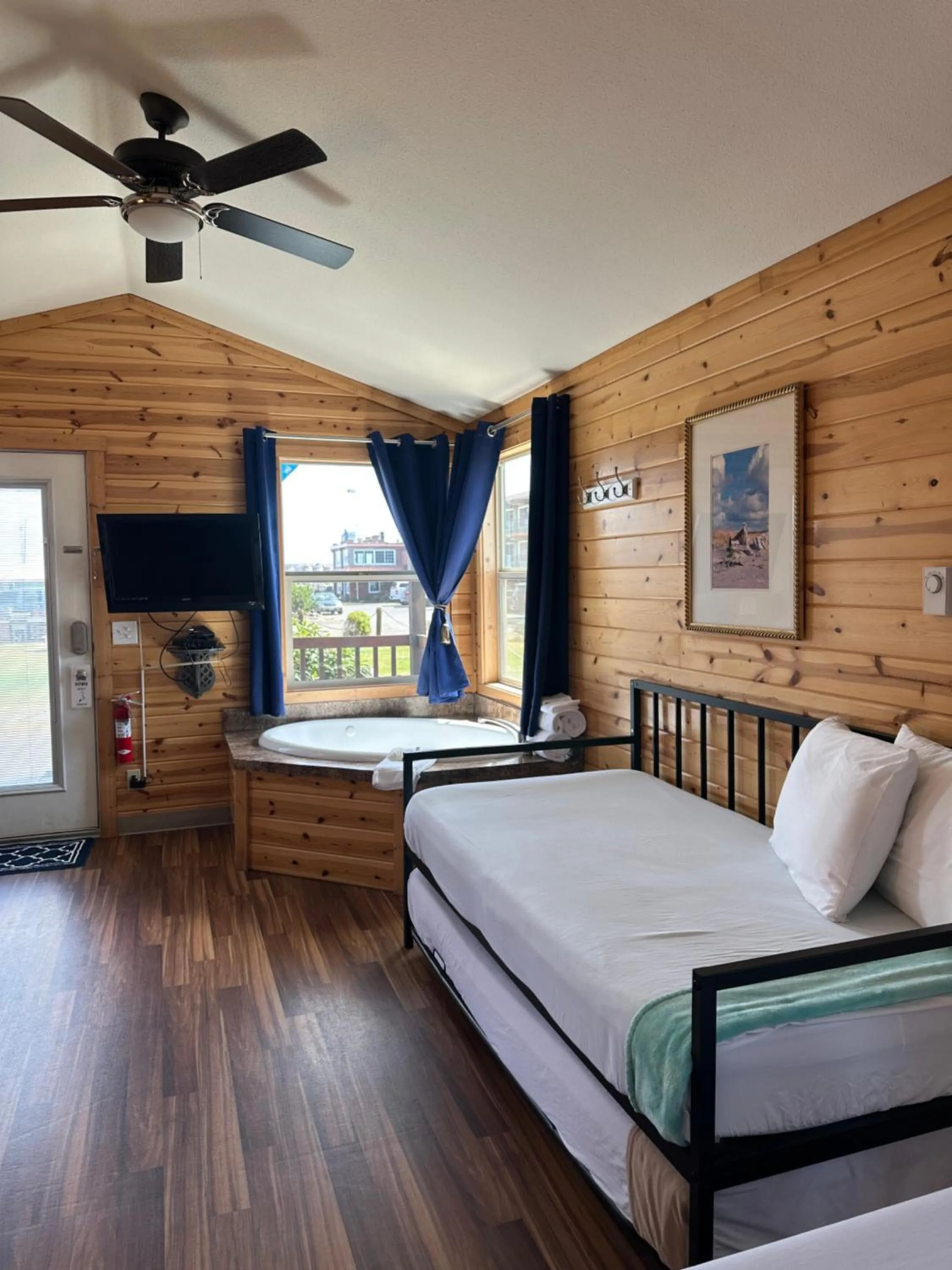 Bed in Westport Inn Cabins