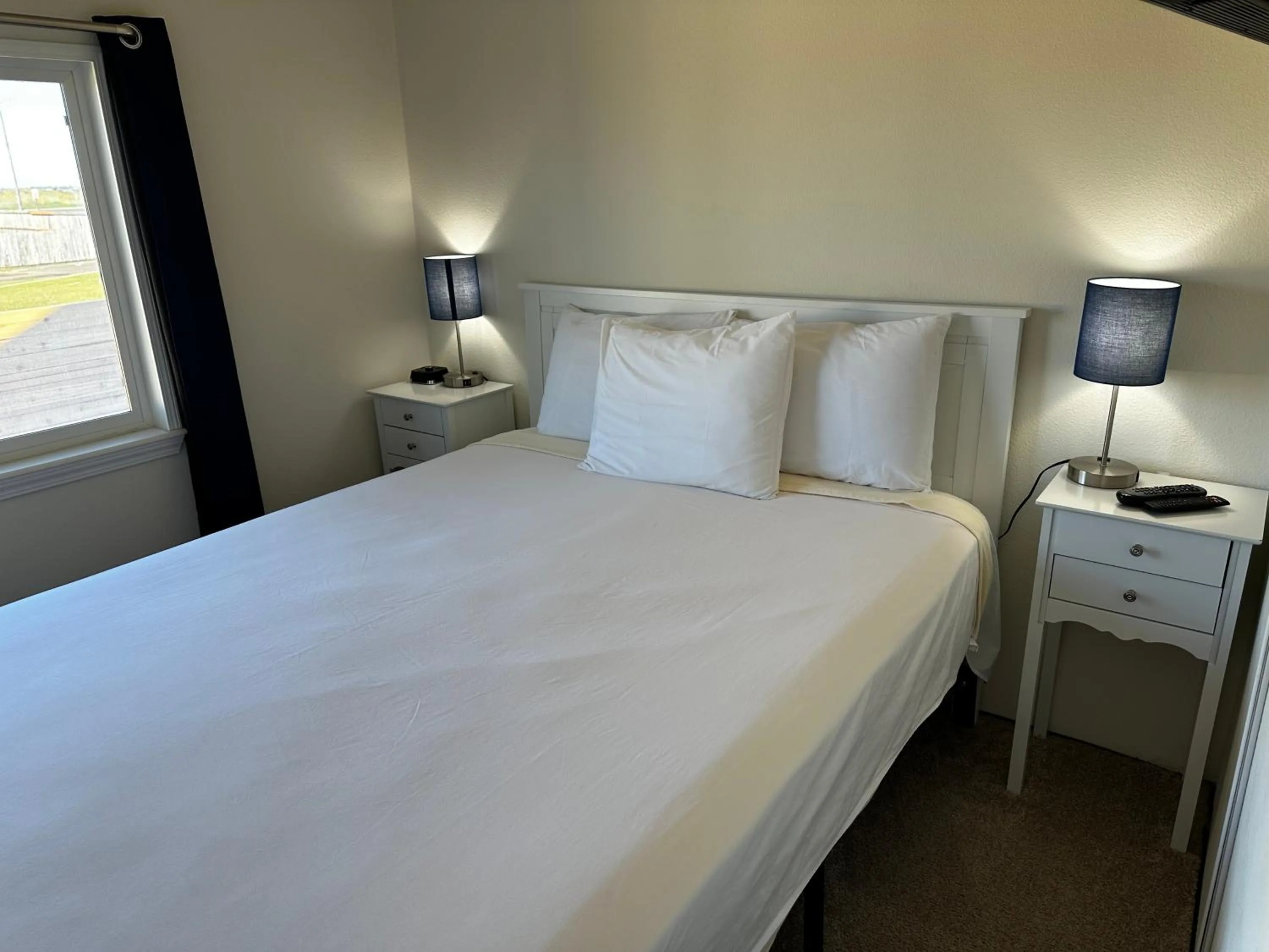 Bedroom, Bed in Westport Inn Cabins