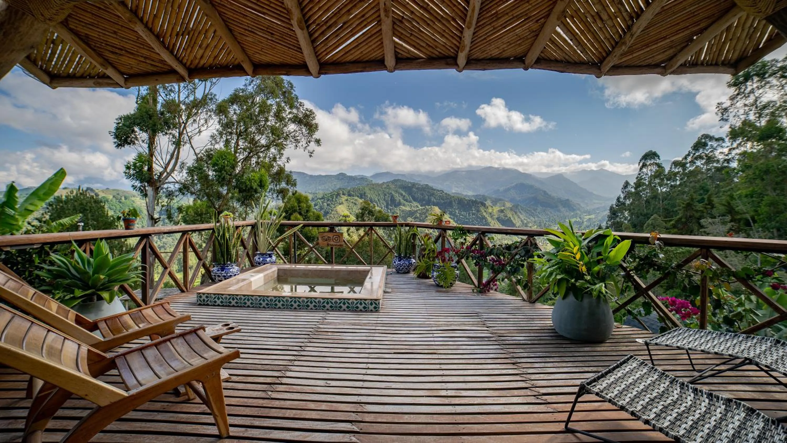 Hot Tub in Hotel Kawa Mountain Retreat