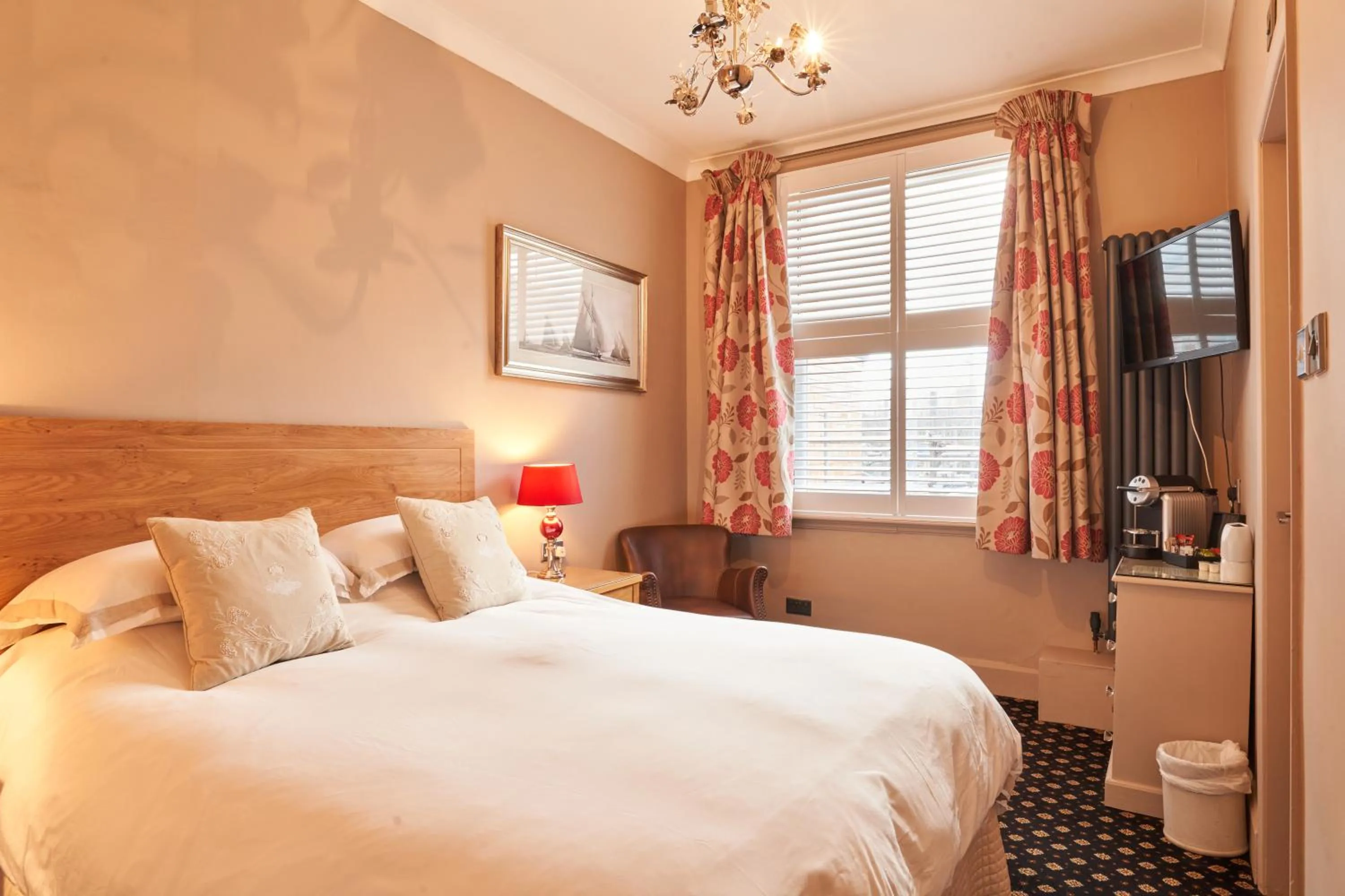 Photo of the whole room, Bed in Quilt and Croissants Guest House