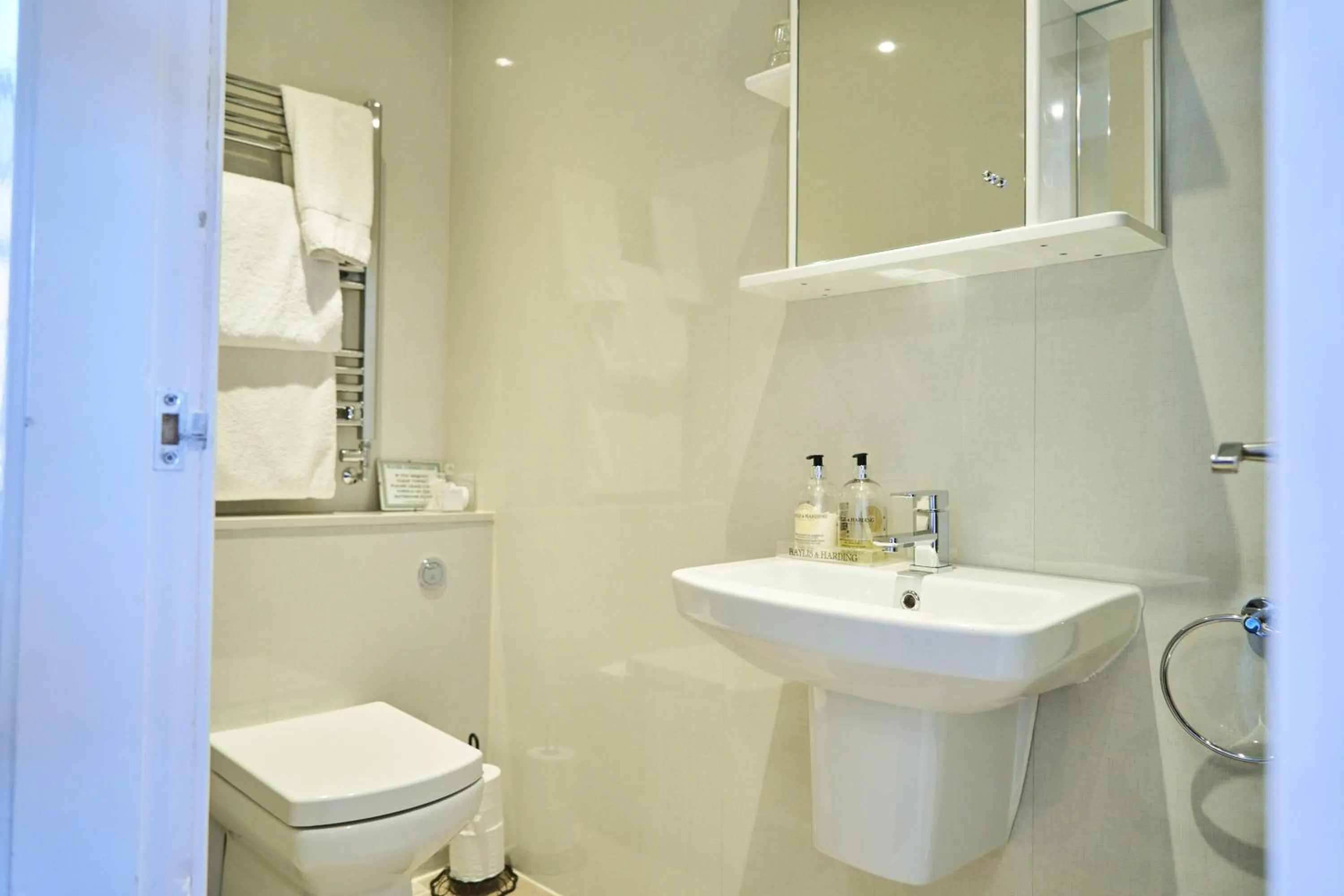 Bathroom in Quilt and Croissants Guest House