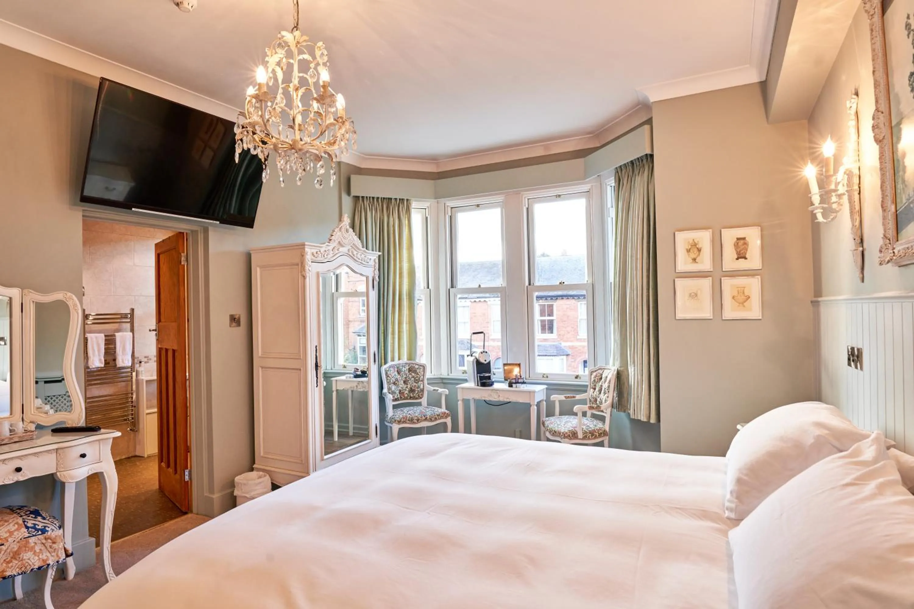 Photo of the whole room, Bed in Quilt and Croissants Guest House