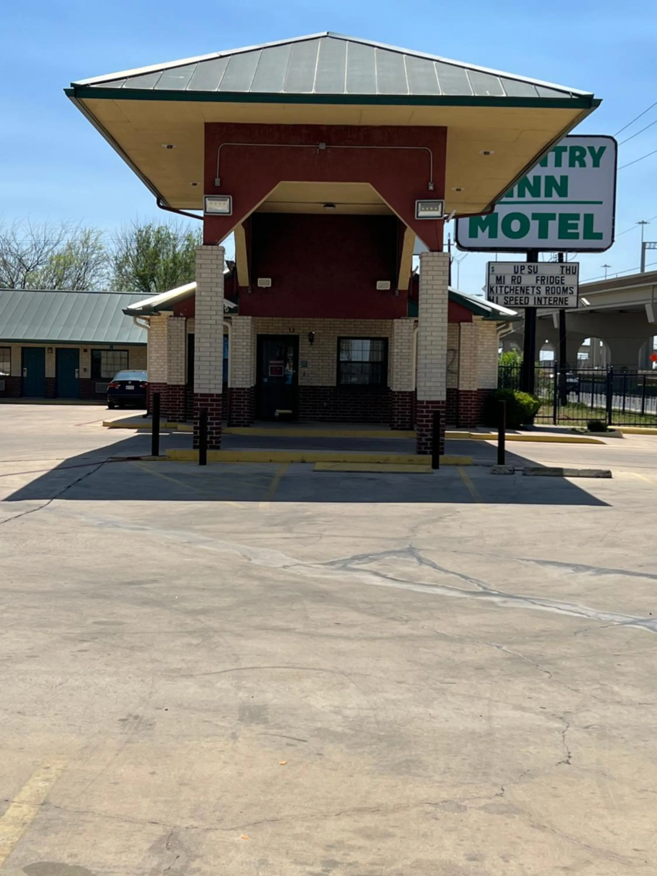Property building in COUNTRY INN MOTEL