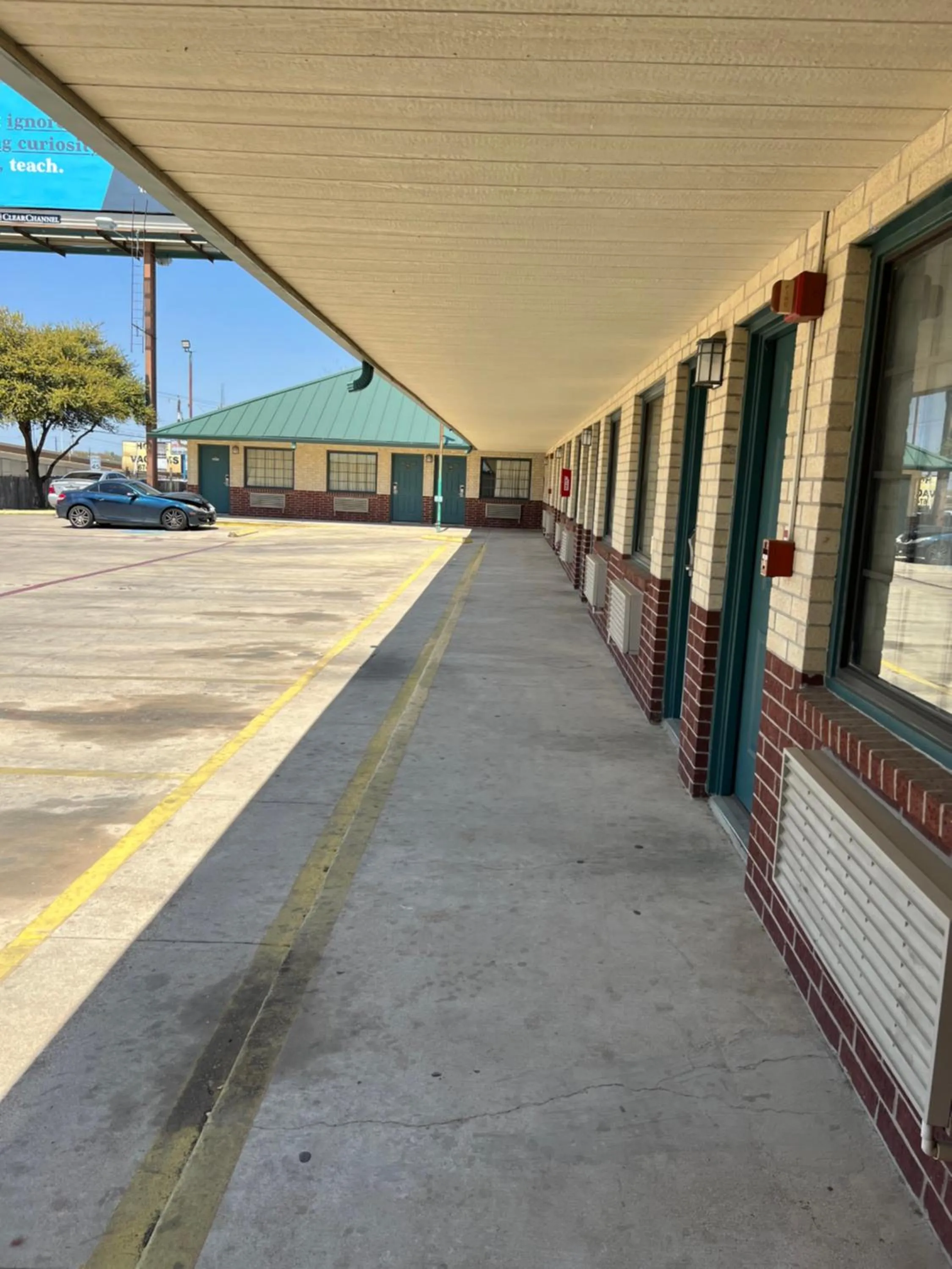 Property building in COUNTRY INN MOTEL