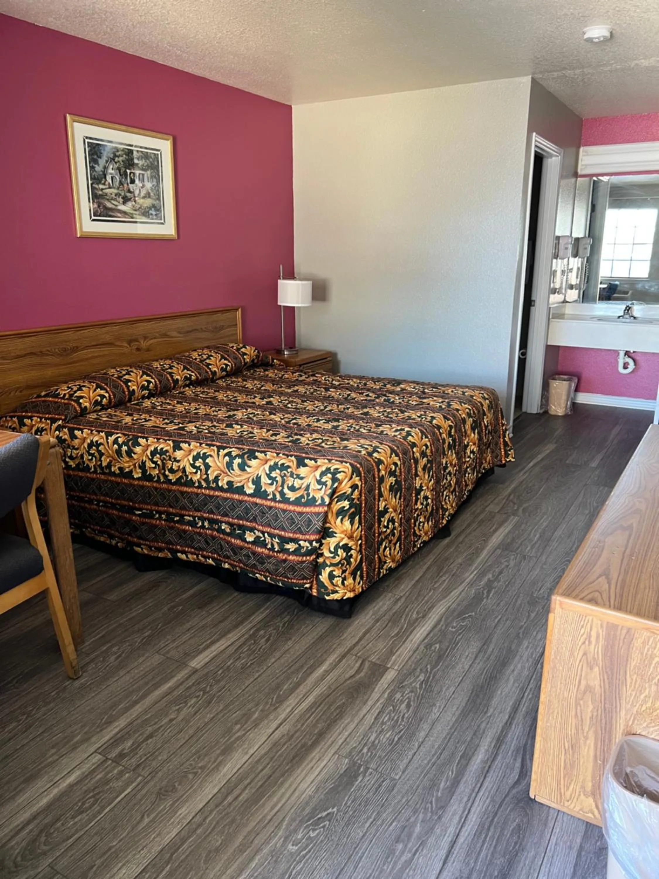 Bed in COUNTRY INN MOTEL