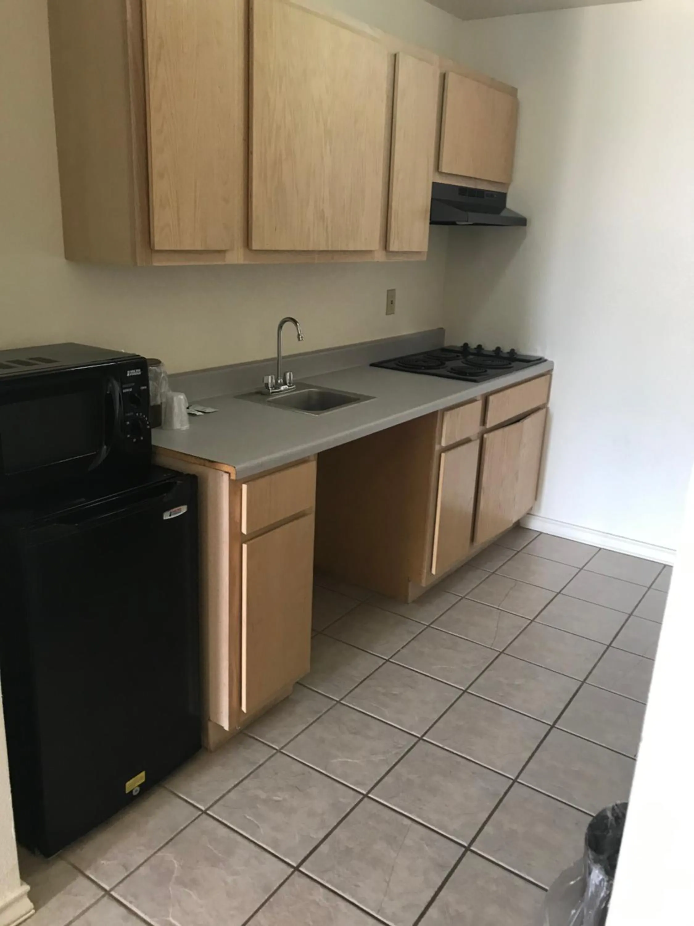 Kitchen or kitchenette in COUNTRY INN MOTEL