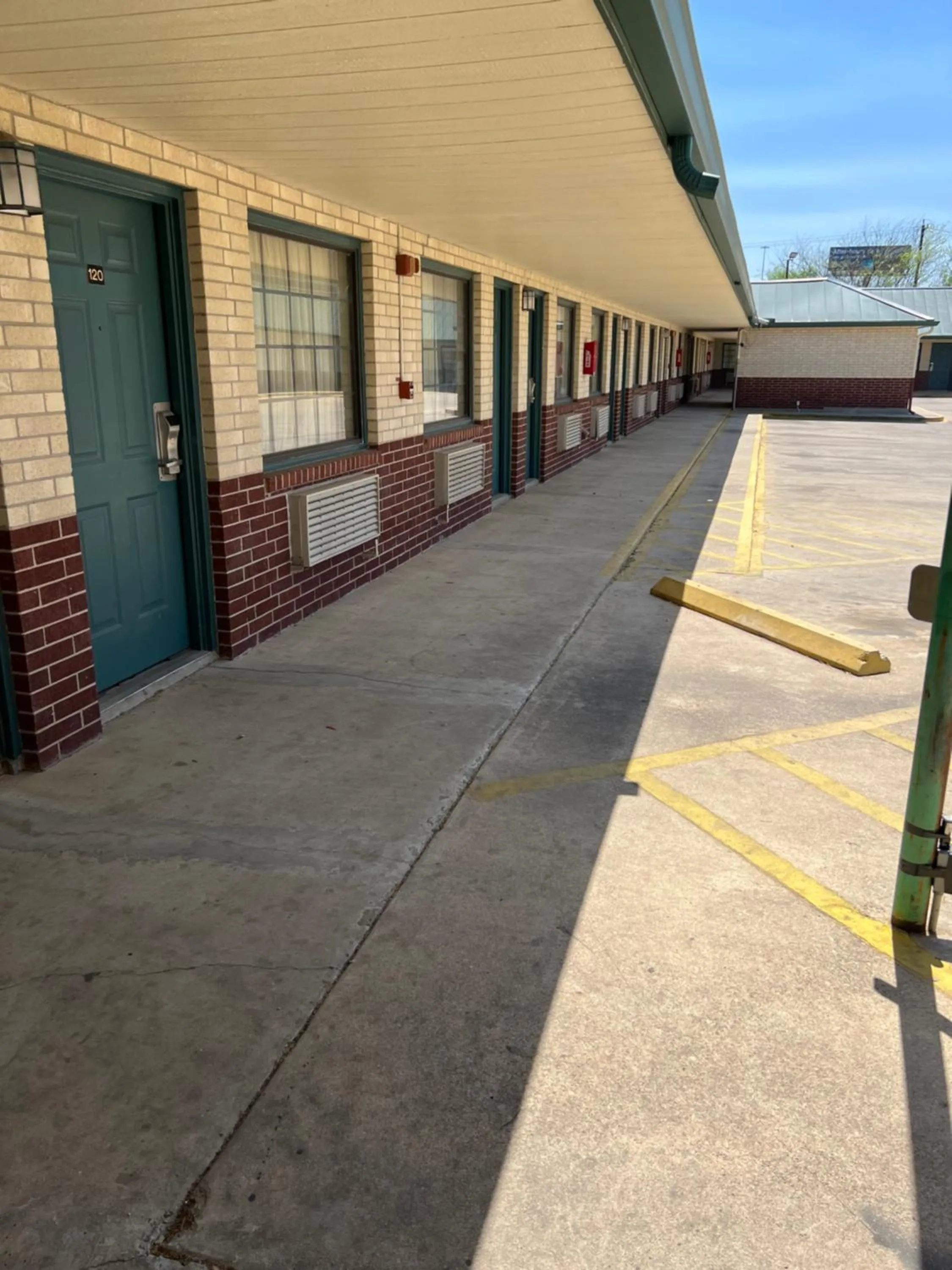 Property building in COUNTRY INN MOTEL