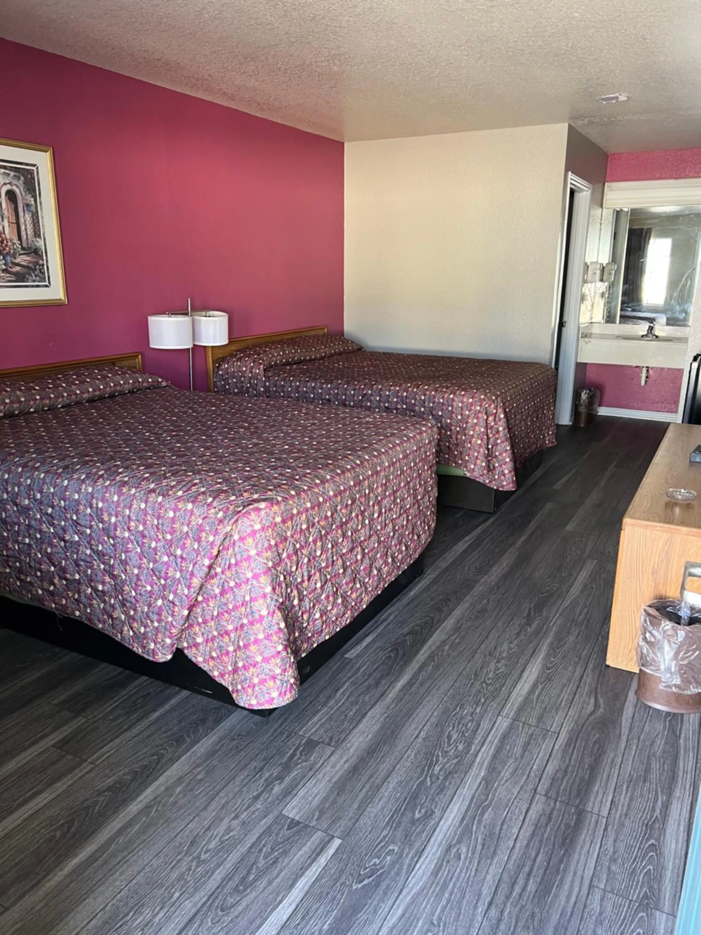 Bed in COUNTRY INN MOTEL