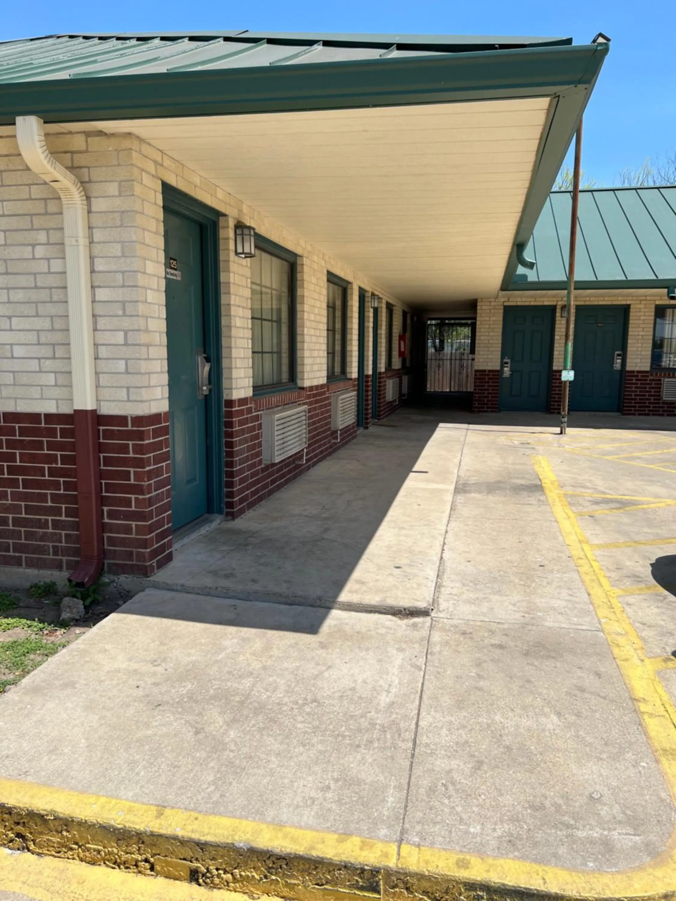 Property building in COUNTRY INN MOTEL