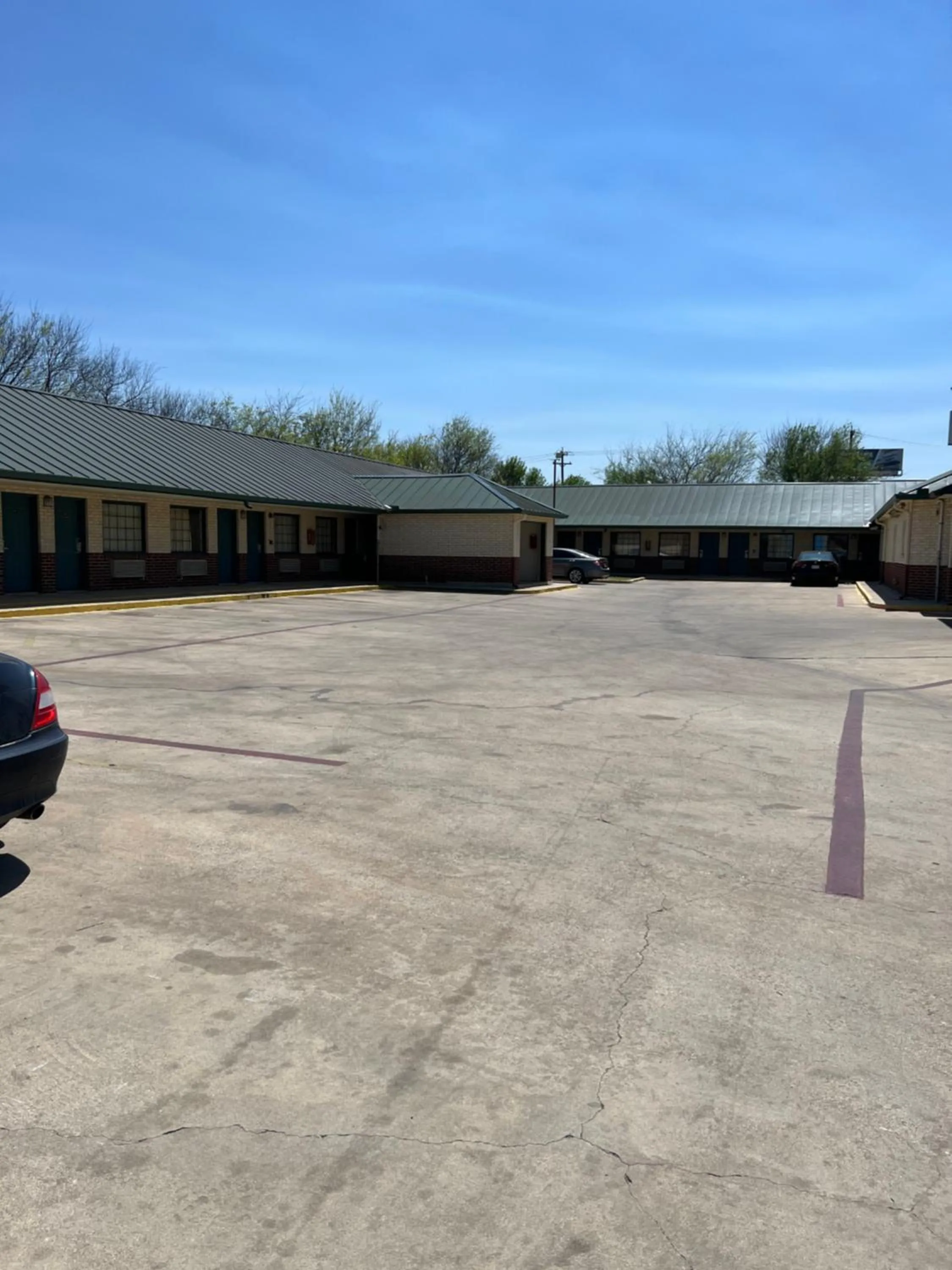 Property building in COUNTRY INN MOTEL