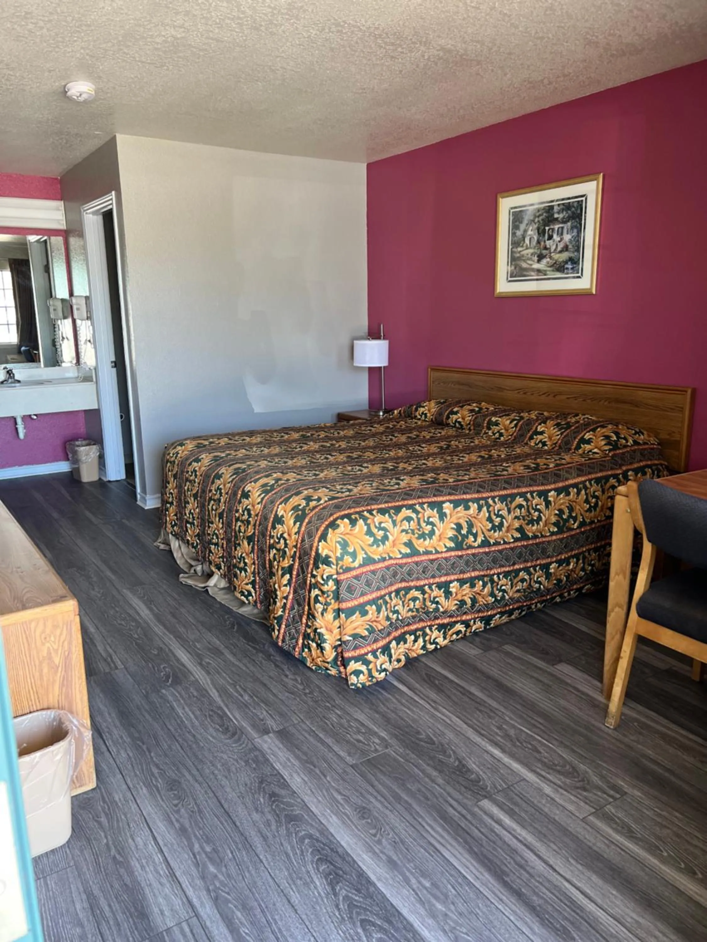 Bed in COUNTRY INN MOTEL