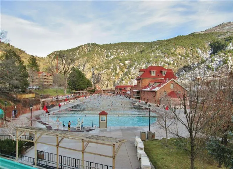 Cozy Central Glenwood Springs Condo with 2 Decks!