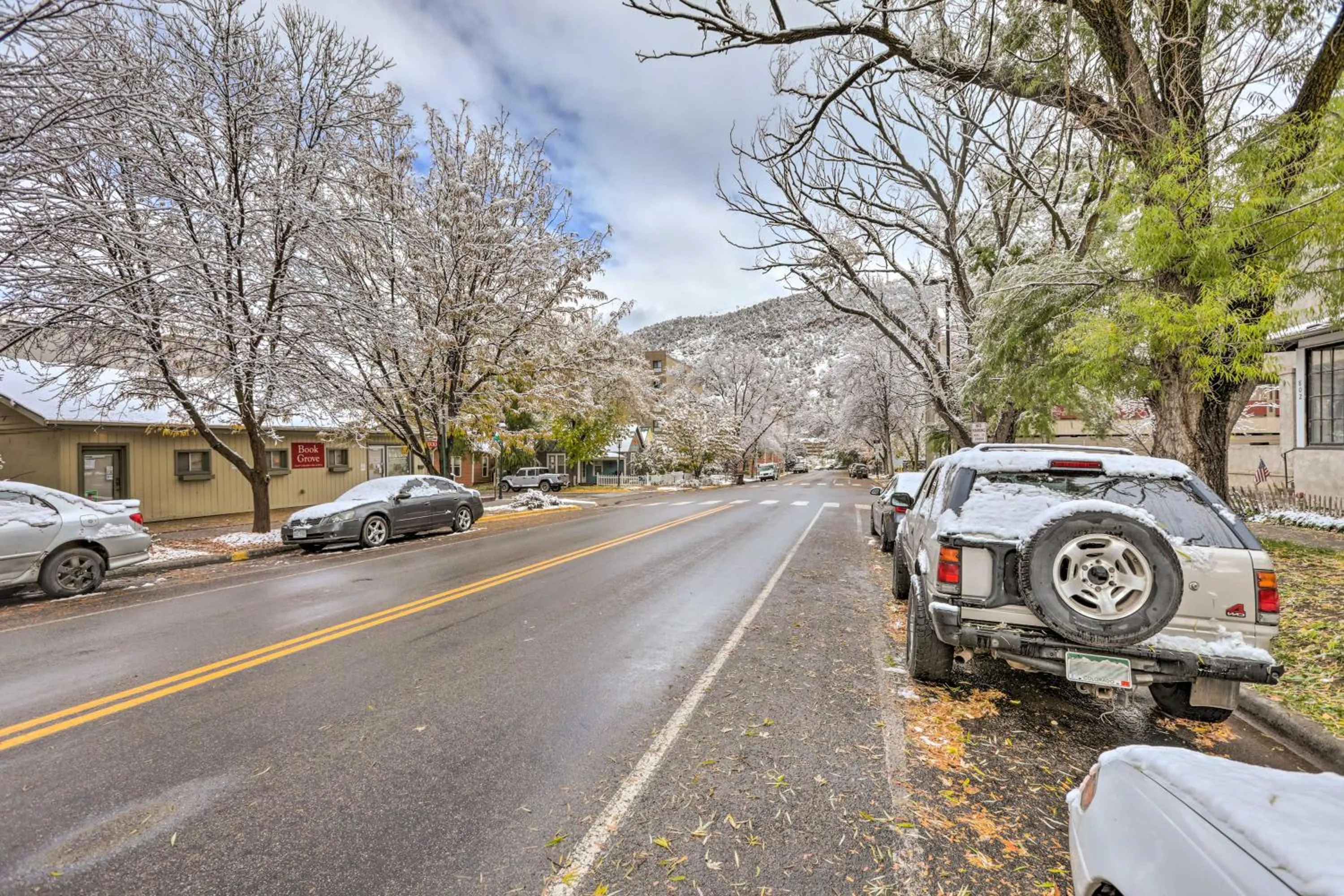 Cozy Central Glenwood Springs Condo with 2 Decks!