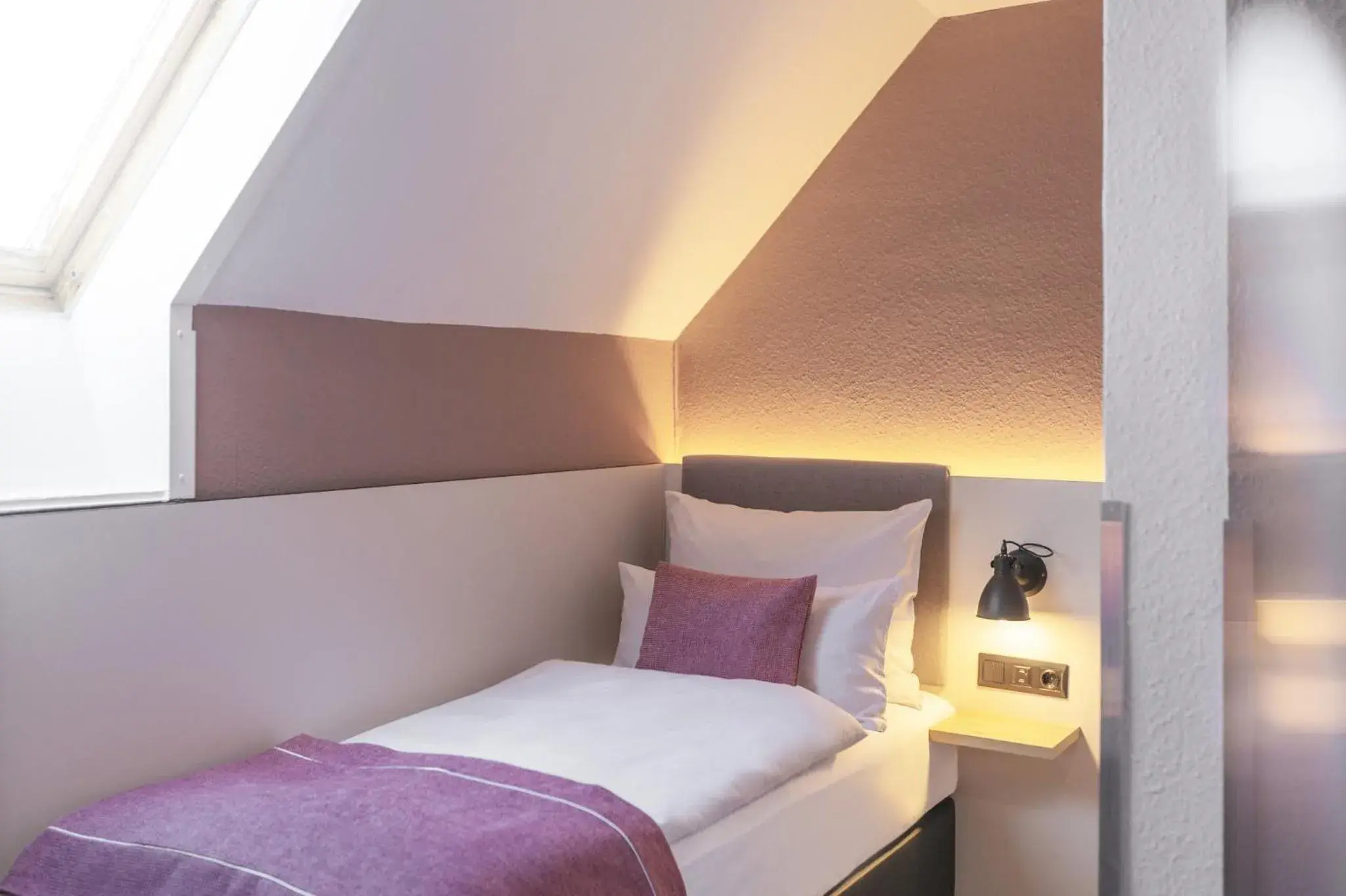 Photo of the whole room, Bed in Garner Hotel Berlin - Ku'Damm by IHG Photo of the whole room, Bed in Garner Hotel Berlin - Ku'Damm by IHG