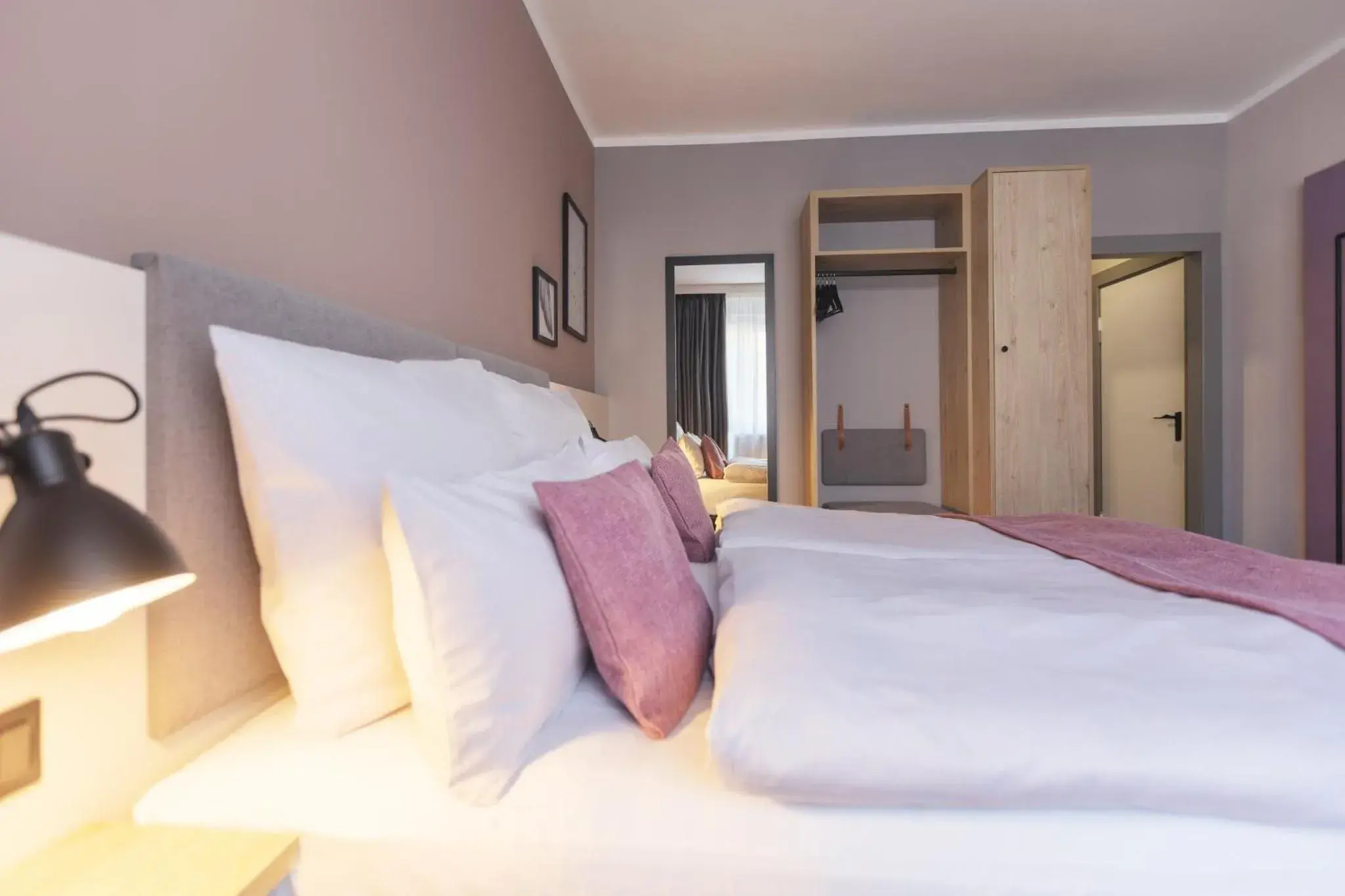 Photo of the whole room, Bed in Garner Hotel Berlin - Ku'Damm by IHG Photo of the whole room, Bed in Garner Hotel Berlin - Ku'Damm by IHG