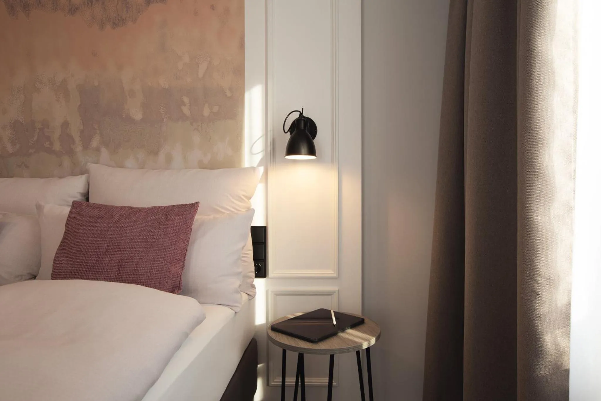 Photo of the whole room, Bed in Yggotel Ravn