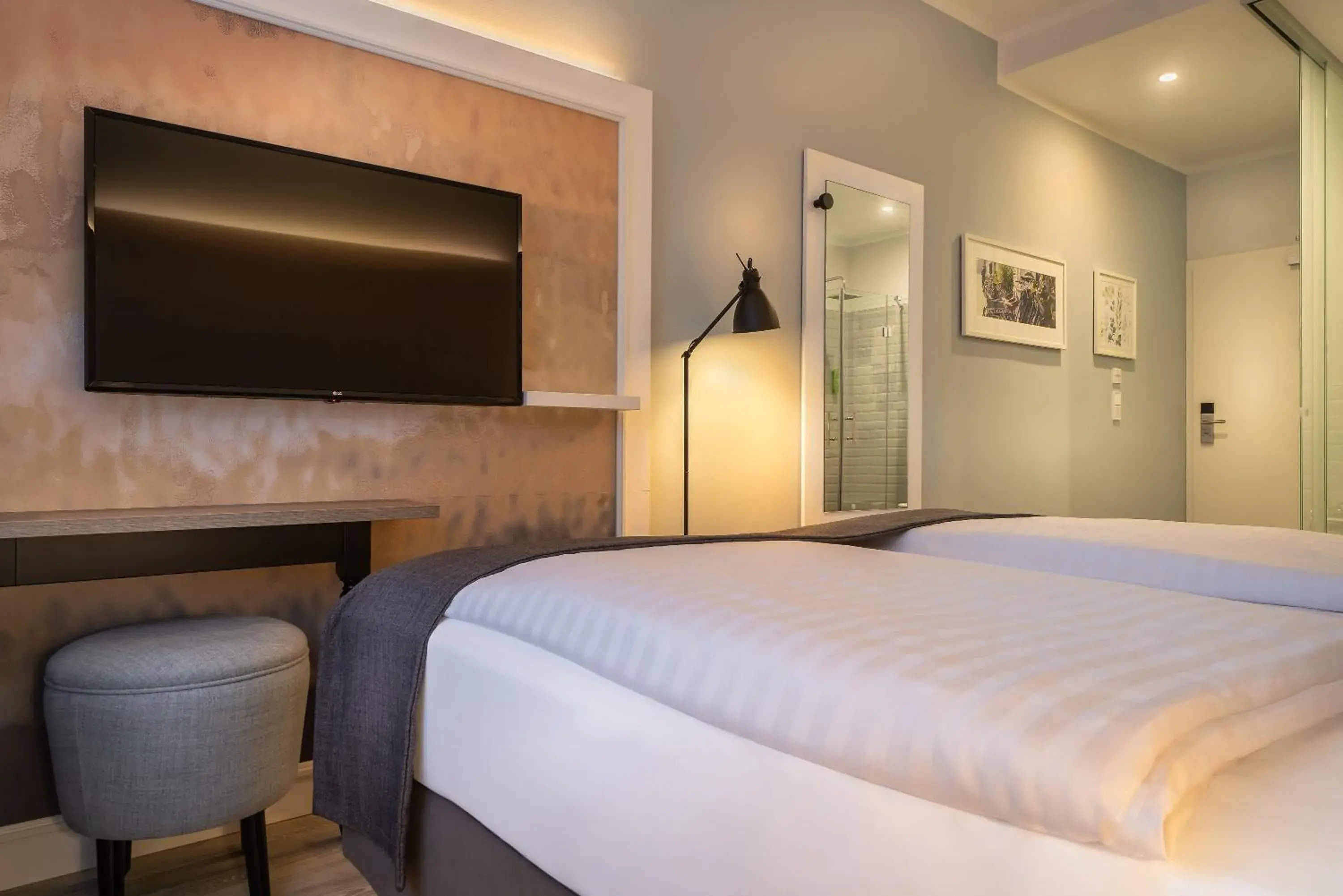 Photo of the whole room, Bed in Garner Hotel Berlin - Wilmersdorf by IHG Photo of the whole room, Bed in Garner Hotel Berlin - Wilmersdorf by IHG