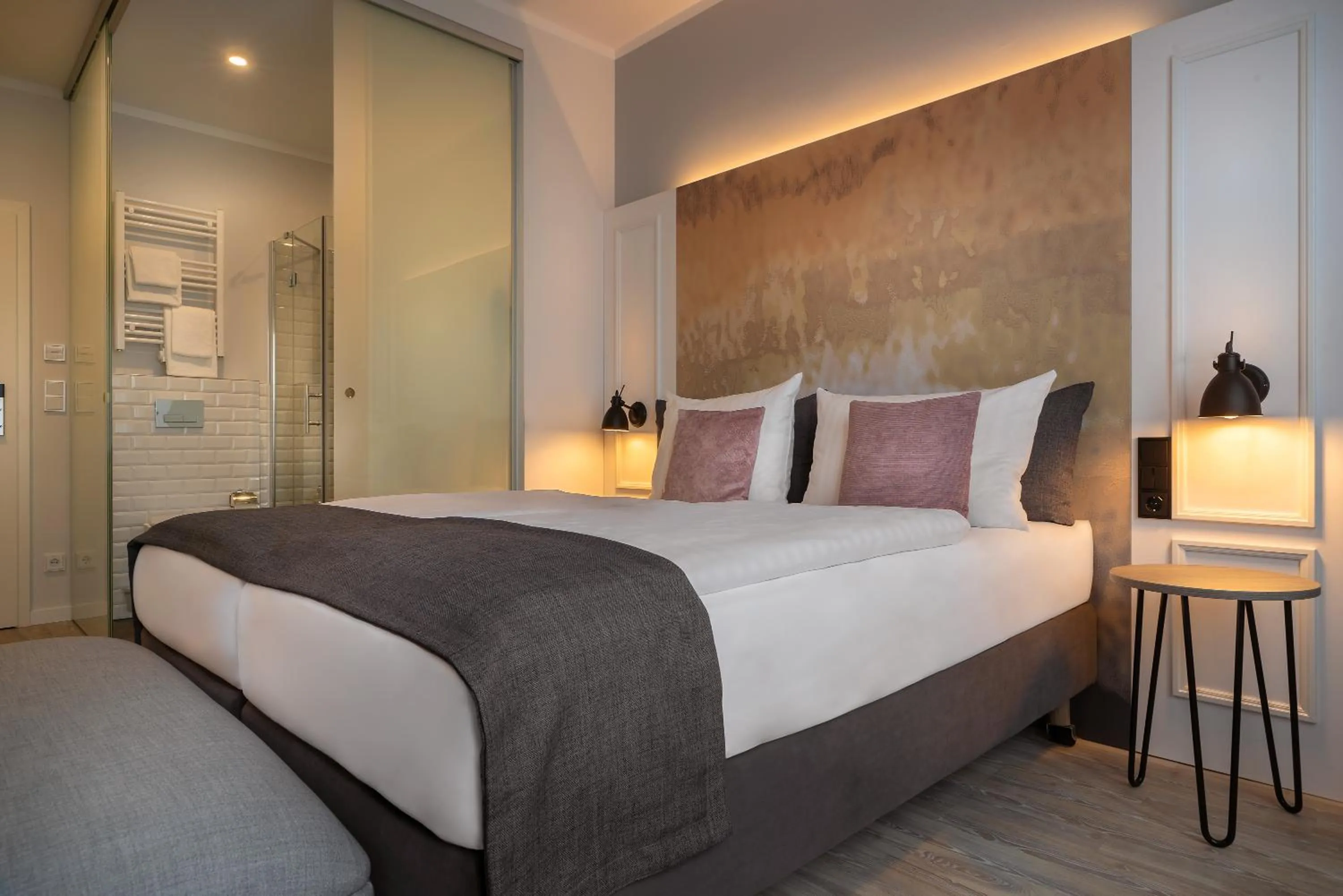 Photo of the whole room, Bed in Yggotel Ravn