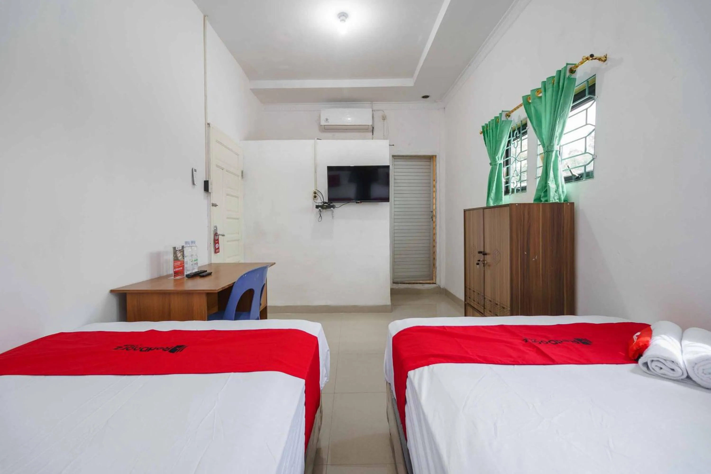 Bedroom in RedDoorz Syariah near Stasiun Kereta Api Kisaran
