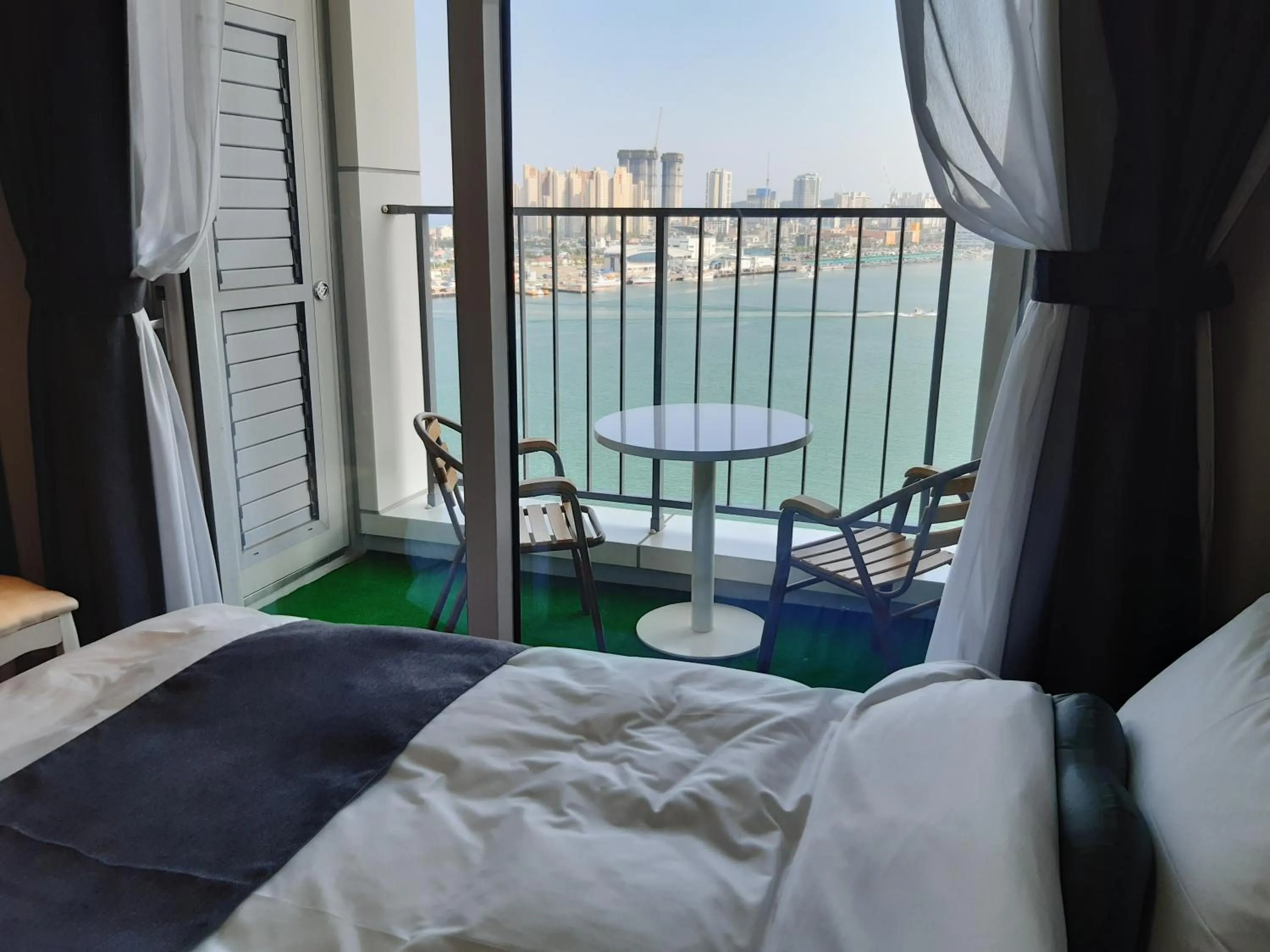 Balcony/Terrace, Bed in SunriseHotel JuniorSuite room11F Ocean view, Netflix O