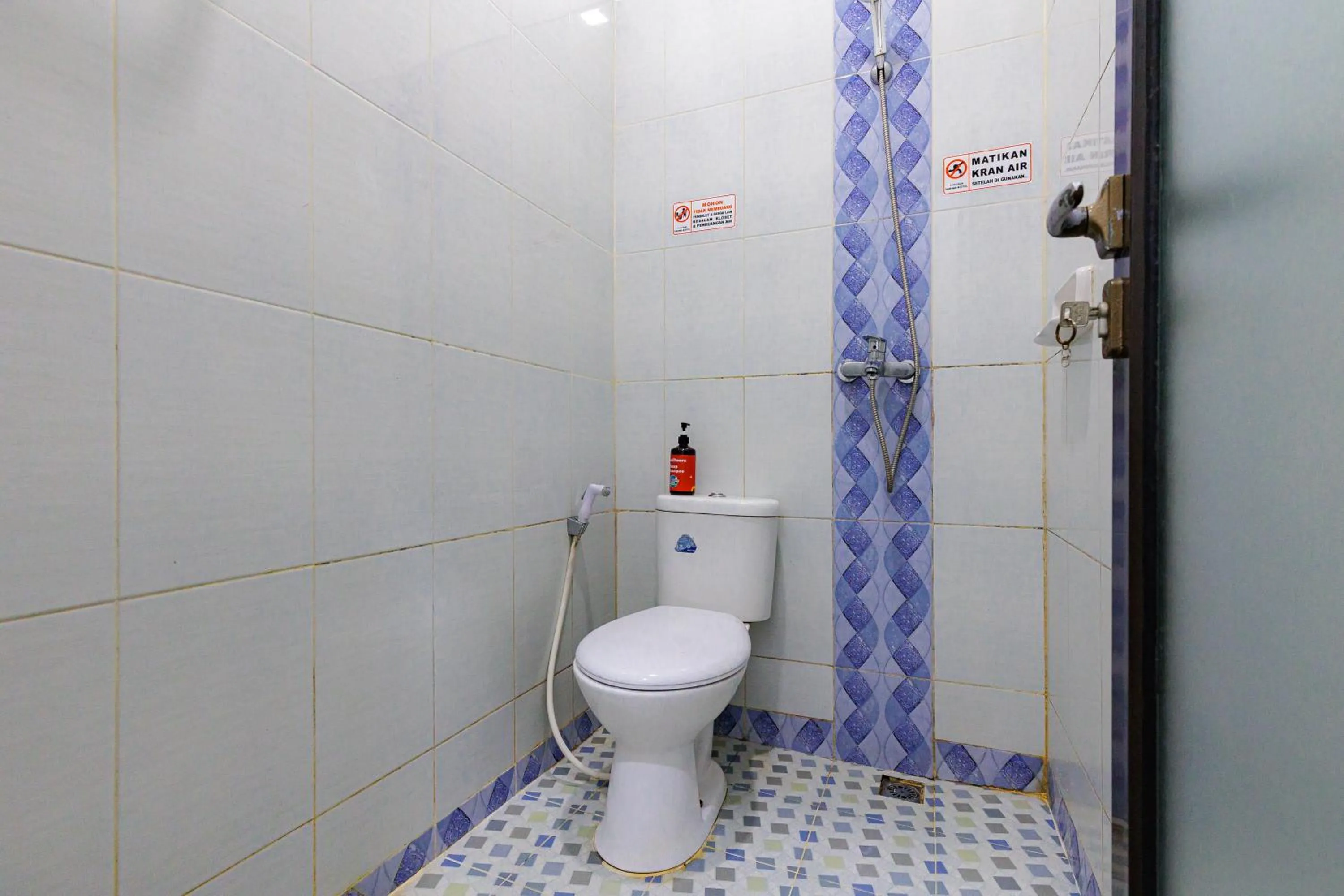 Bathroom in RedDoorz Syariah near Transmart Lampung