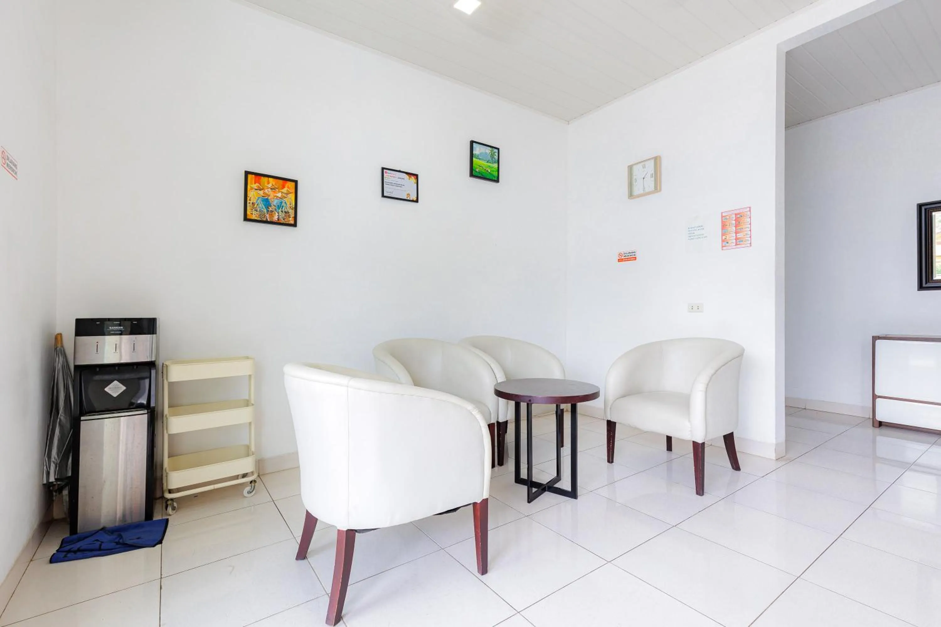 Seating area in RedDoorz Syariah near Transmart Lampung