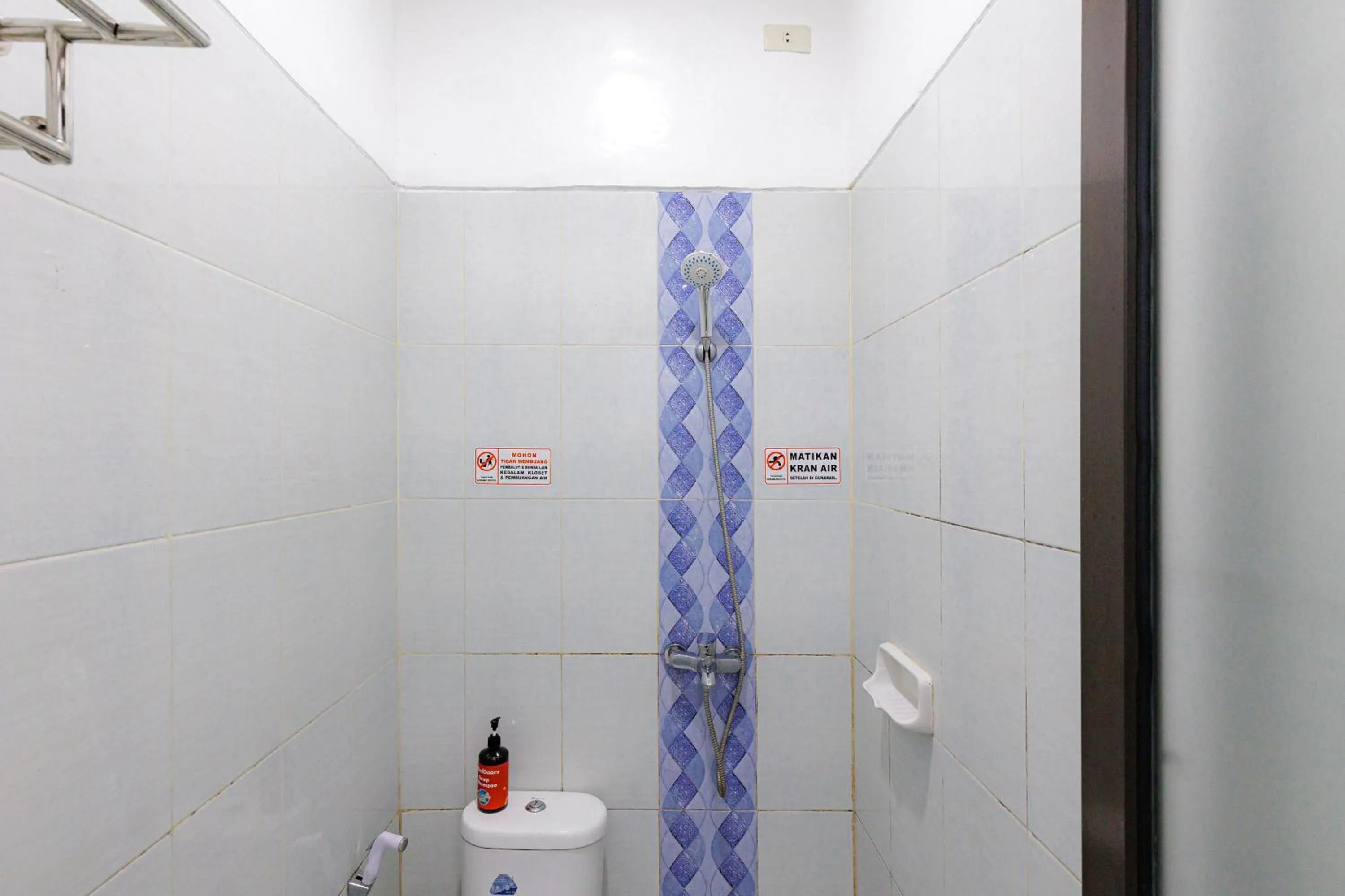 Bathroom in RedDoorz Syariah near Transmart Lampung