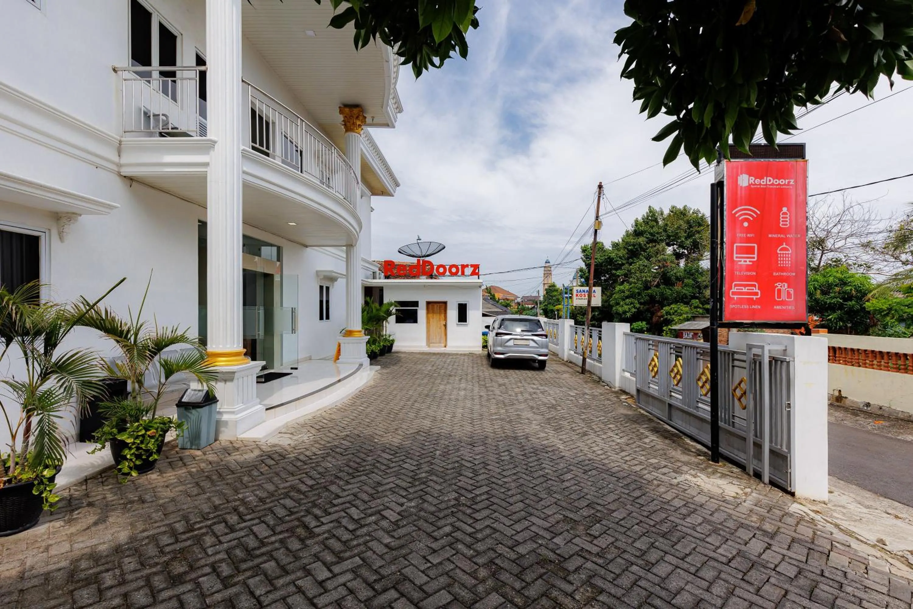 Facade/entrance in RedDoorz Syariah near Transmart Lampung