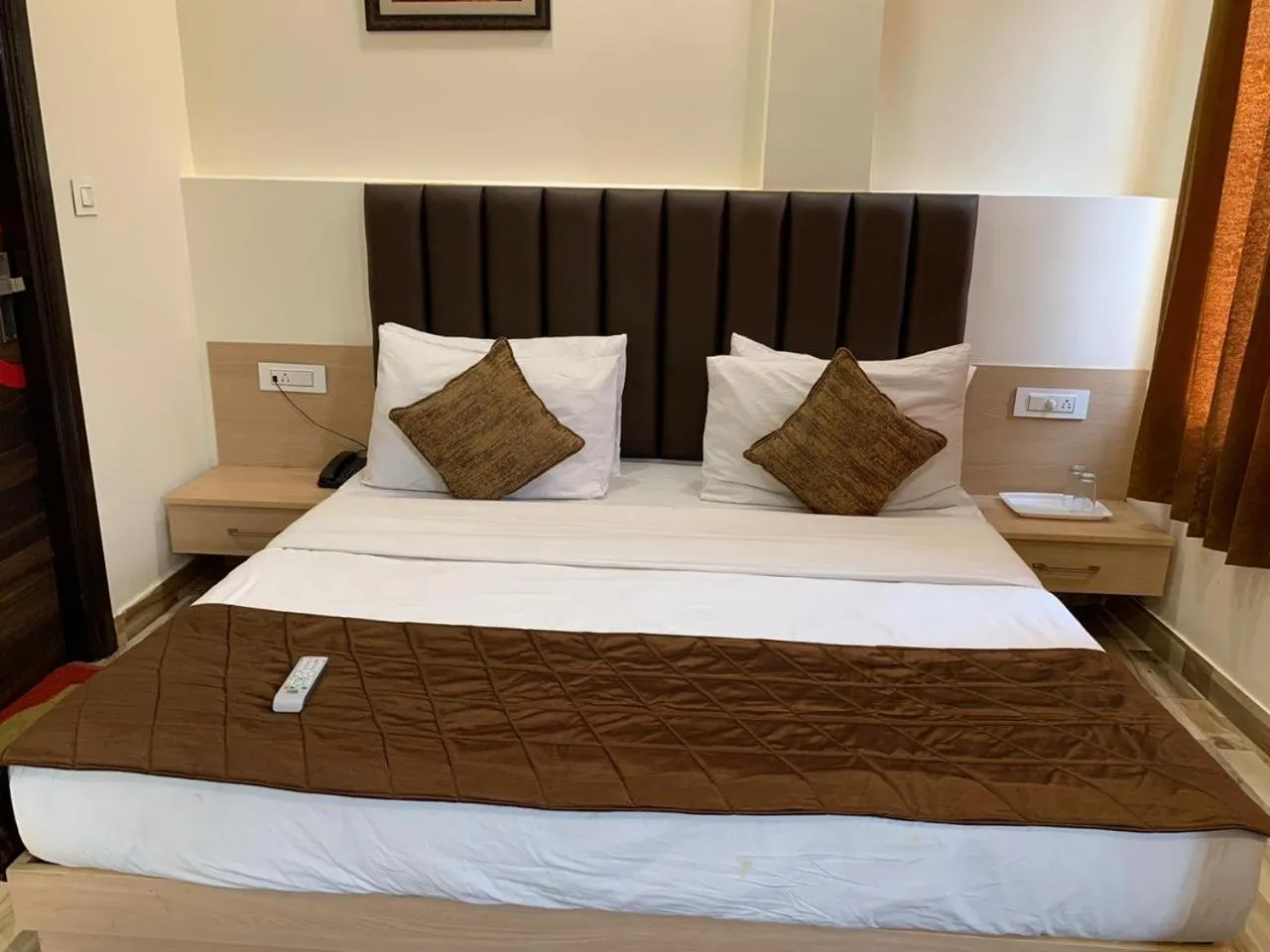 Bedroom, Bed in Hotel Heaven View - 50m From Golden Temple