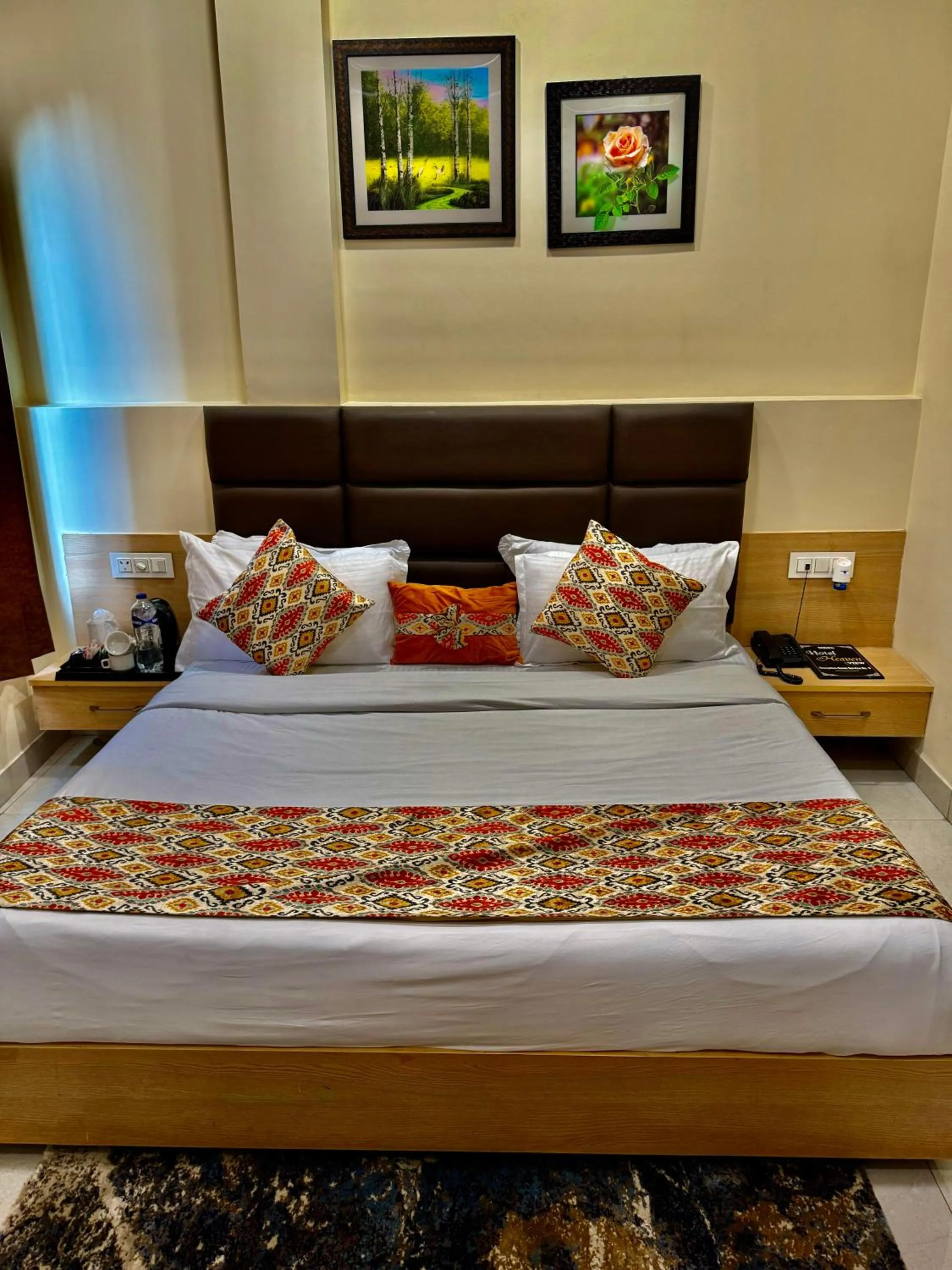 Bedroom, Bed in Hotel Heaven View - 50m From Golden Temple