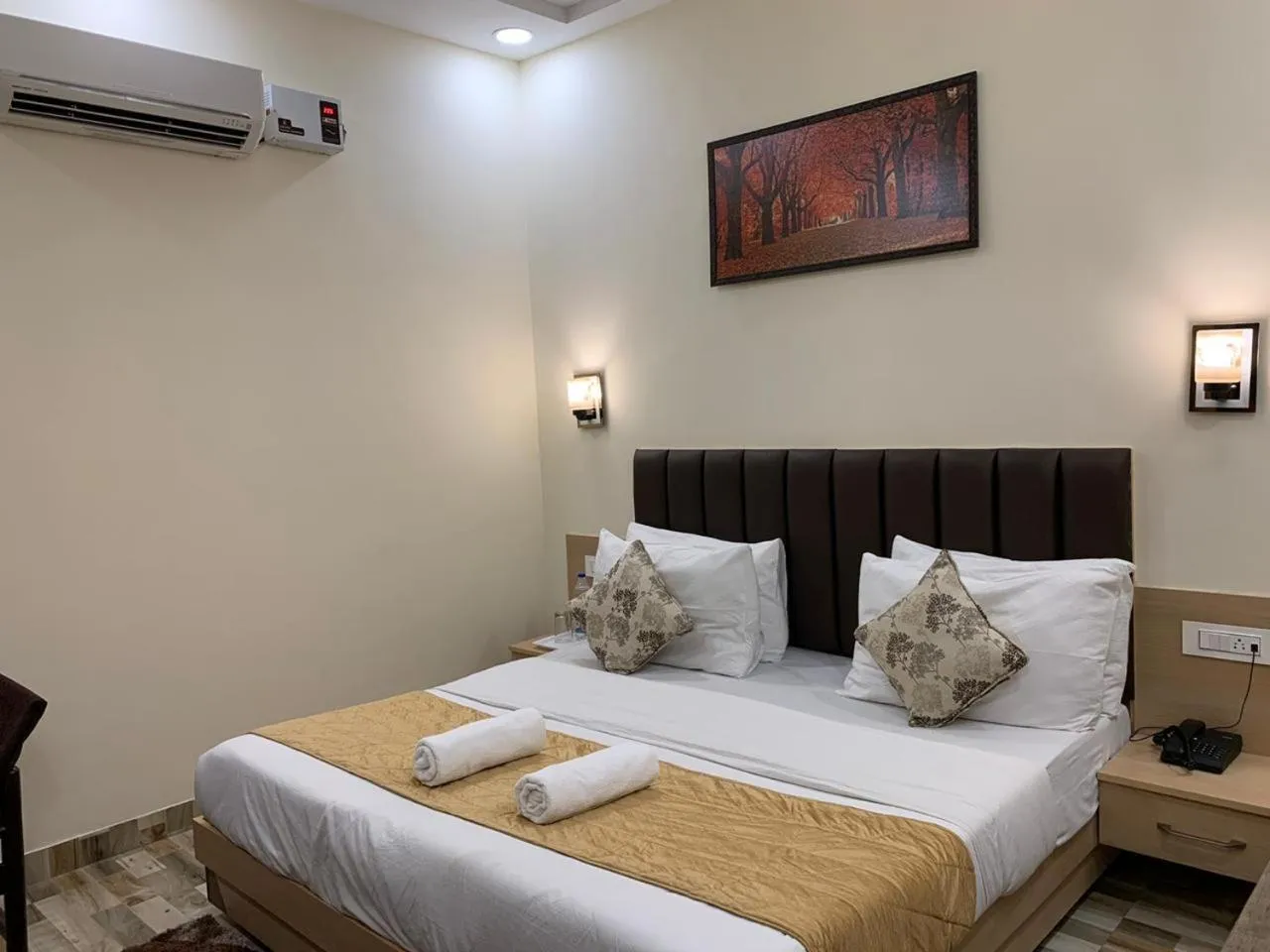 Photo of the whole room, Bed in Hotel Heaven View - 50m From Golden Temple