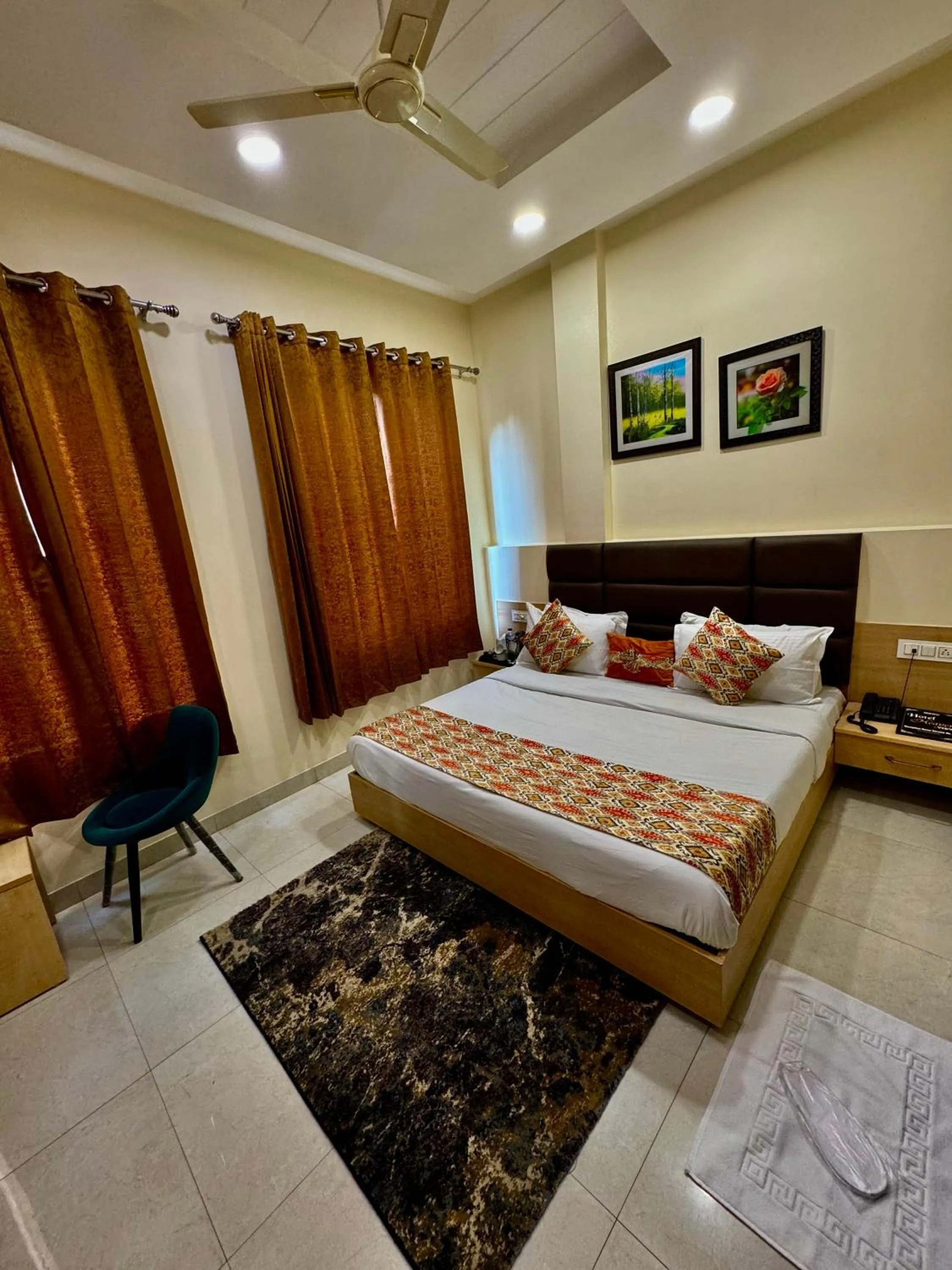 Photo of the whole room, Bed in Hotel Heaven View - 50m From Golden Temple