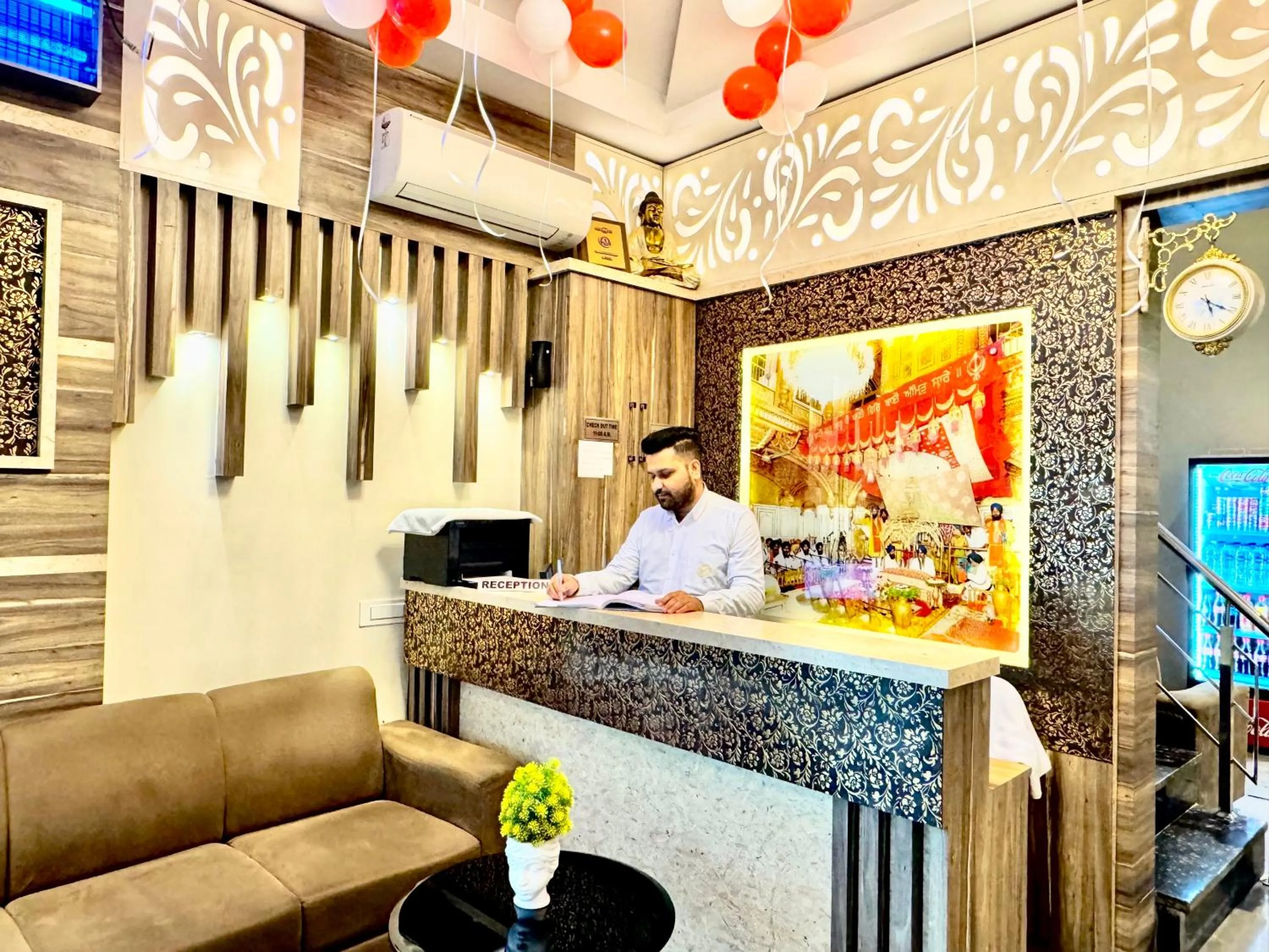 Seating area in Hotel Heaven View - 50m From Golden Temple