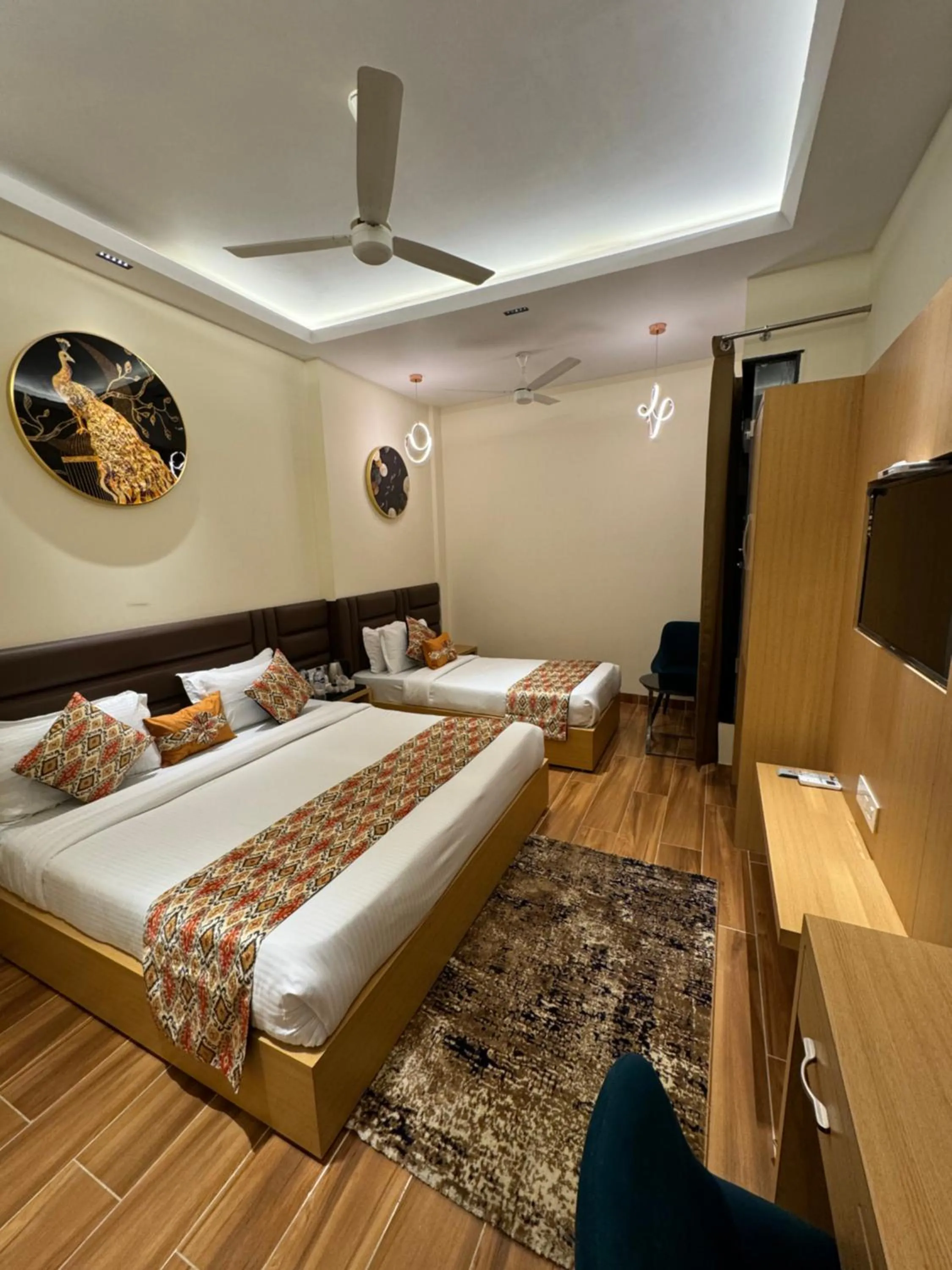 Photo of the whole room, Bed in Hotel Heaven View - 50m From Golden Temple