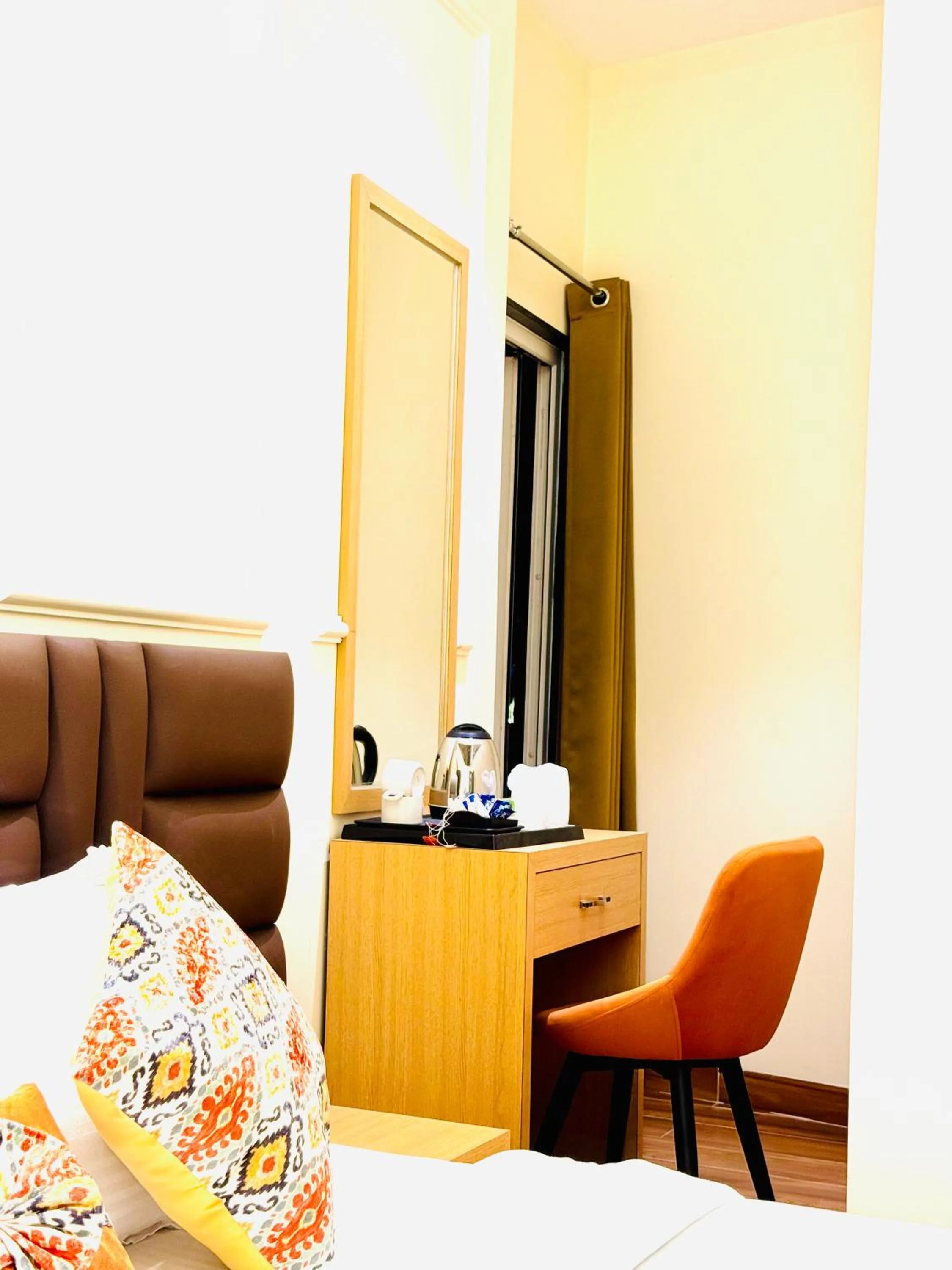 Seating area, Bed in Hotel Heaven View - 50m From Golden Temple