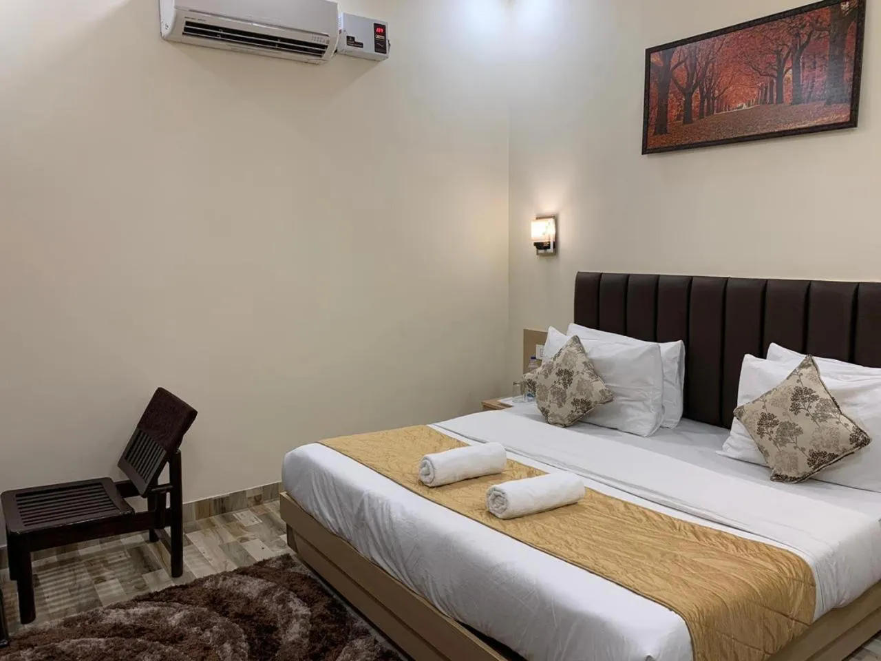 Bedroom, Bed in Hotel Heaven View - 50m From Golden Temple