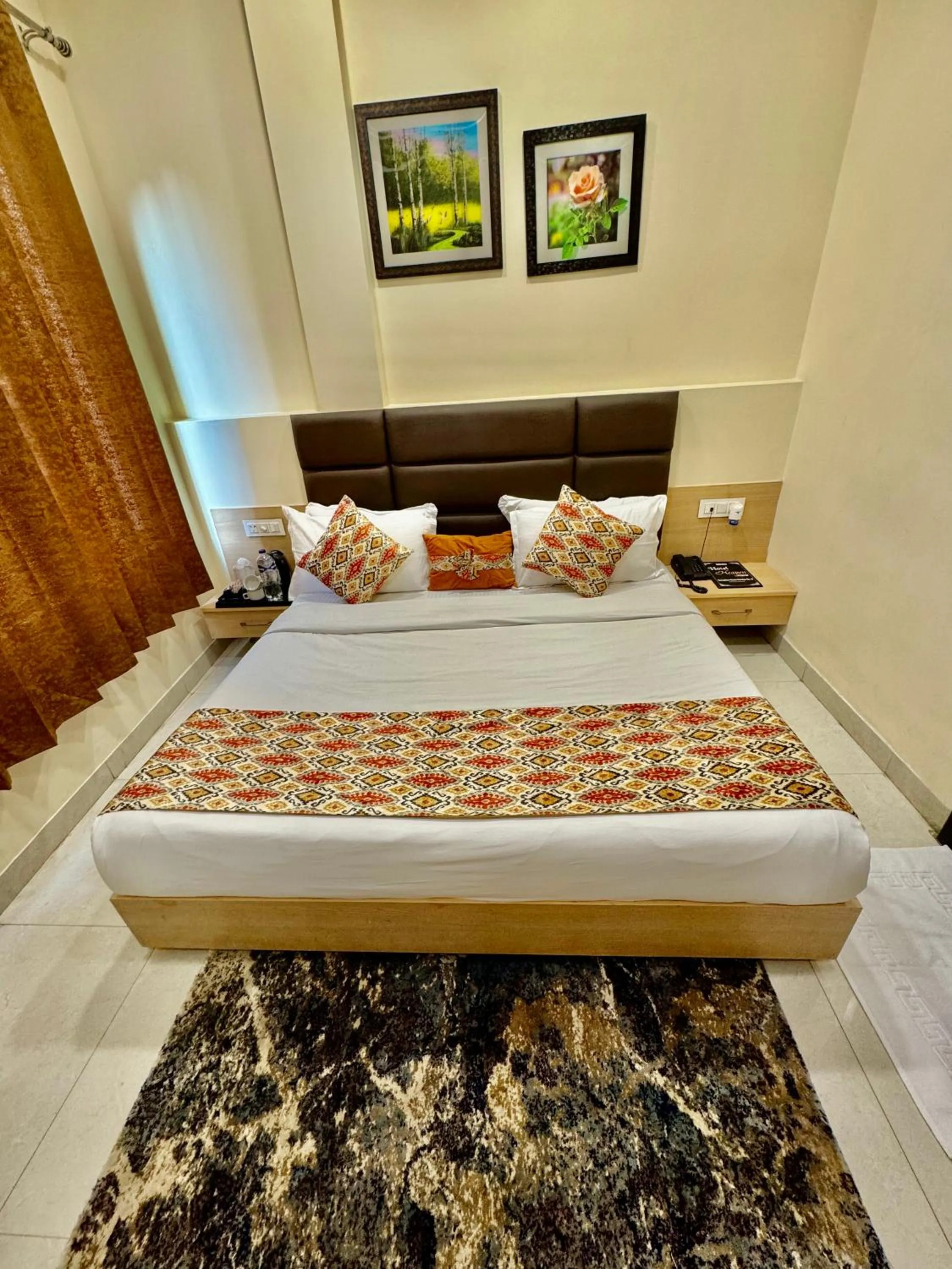 Bedroom, Bed in Hotel Heaven View - 50m From Golden Temple