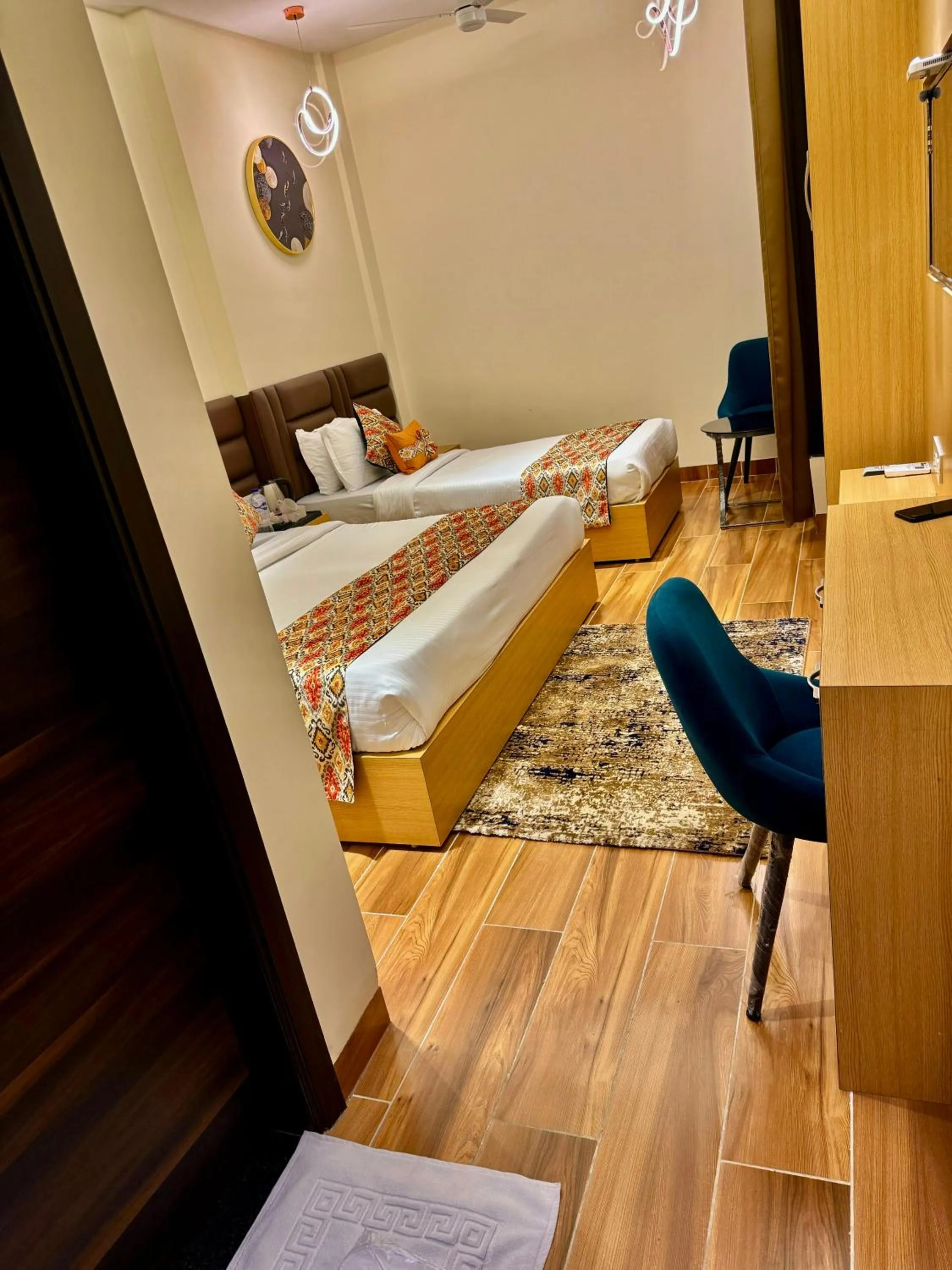 Photo of the whole room, Bed in Hotel Heaven View - 50m From Golden Temple