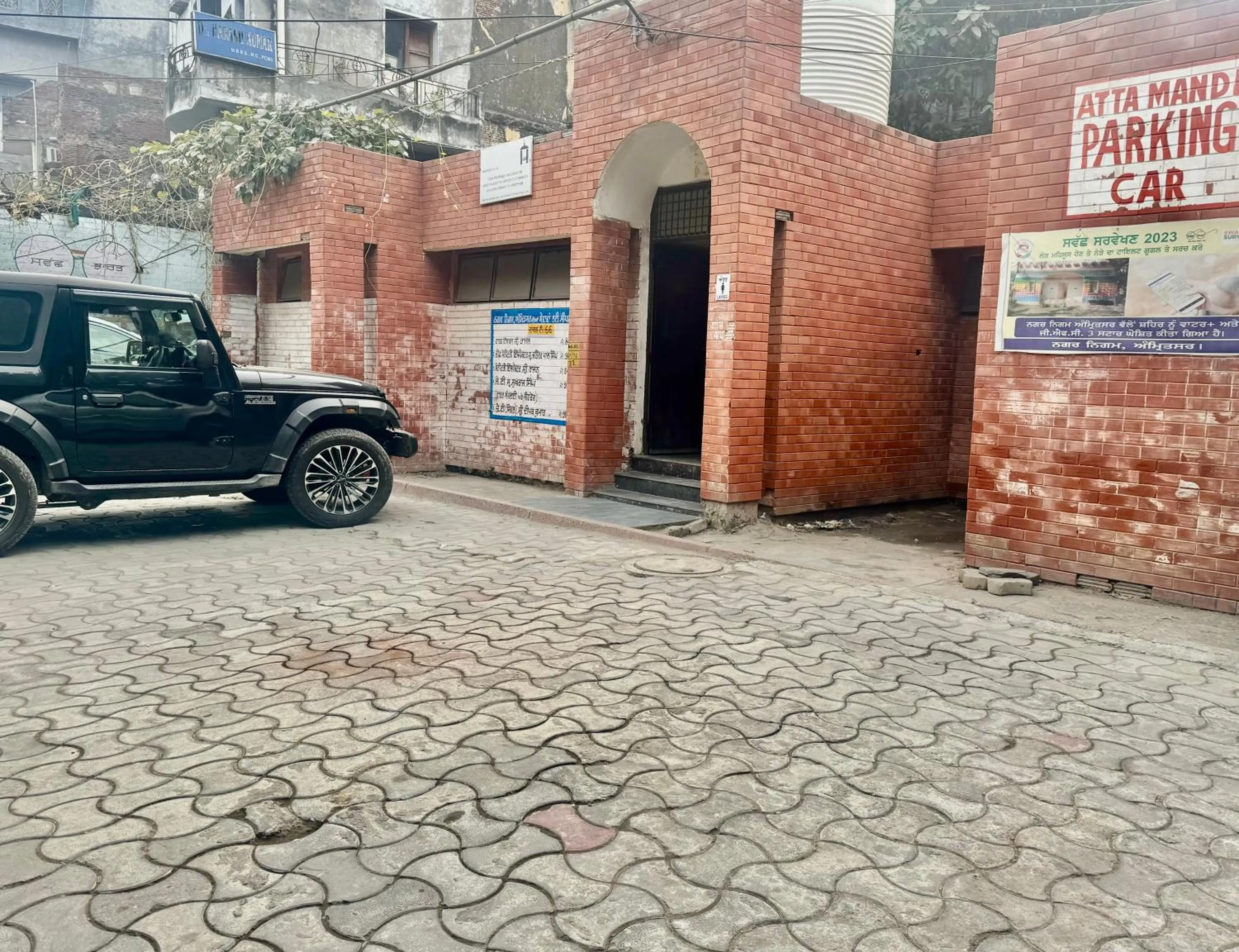 Parking in Hotel Heaven View - 50m From Golden Temple