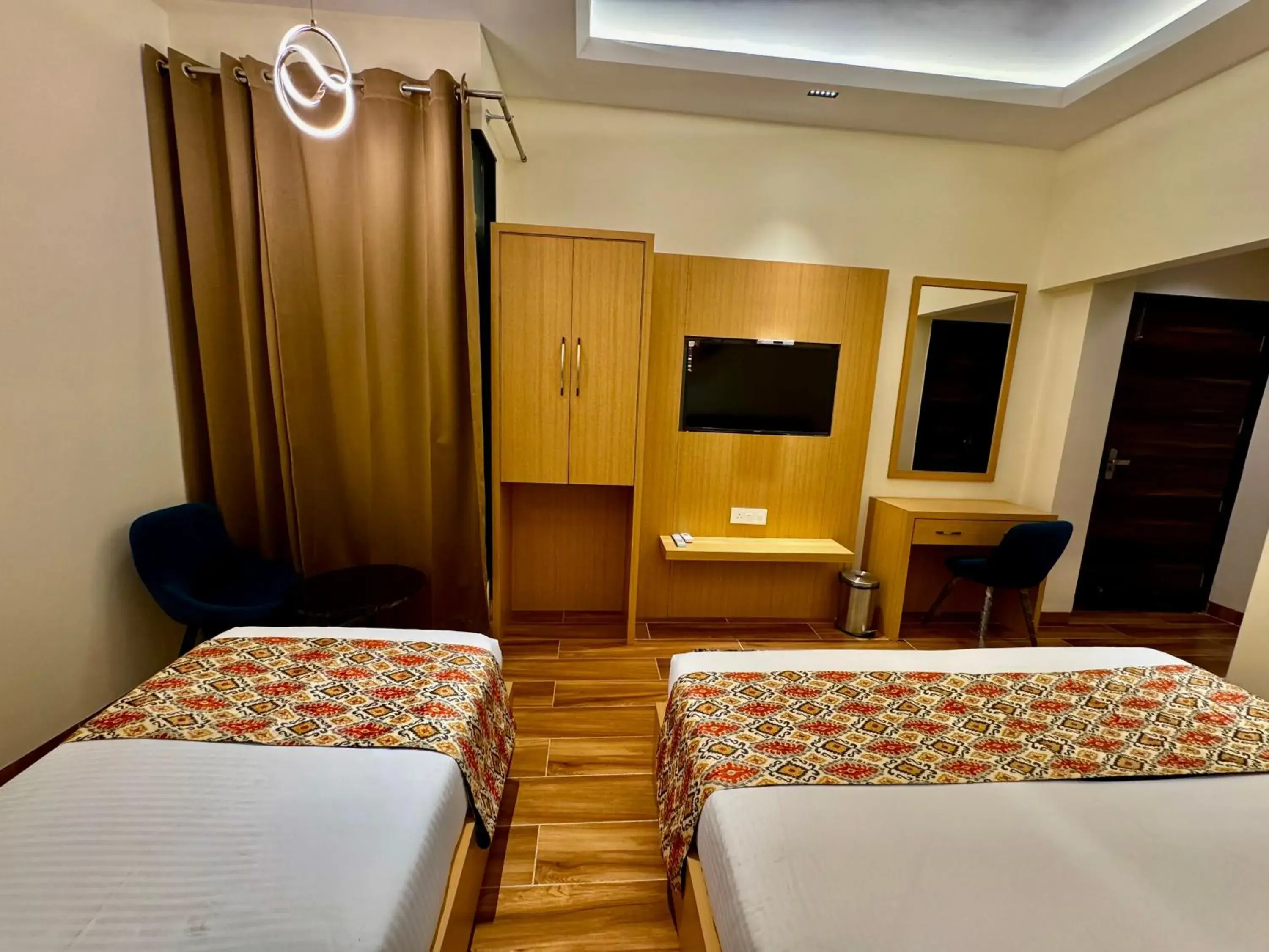 Luxury Triple Room in Hotel Heaven View - 50m From Golden Temple Luxury Triple Room in Hotel Heaven View - 50m From Golden Temple