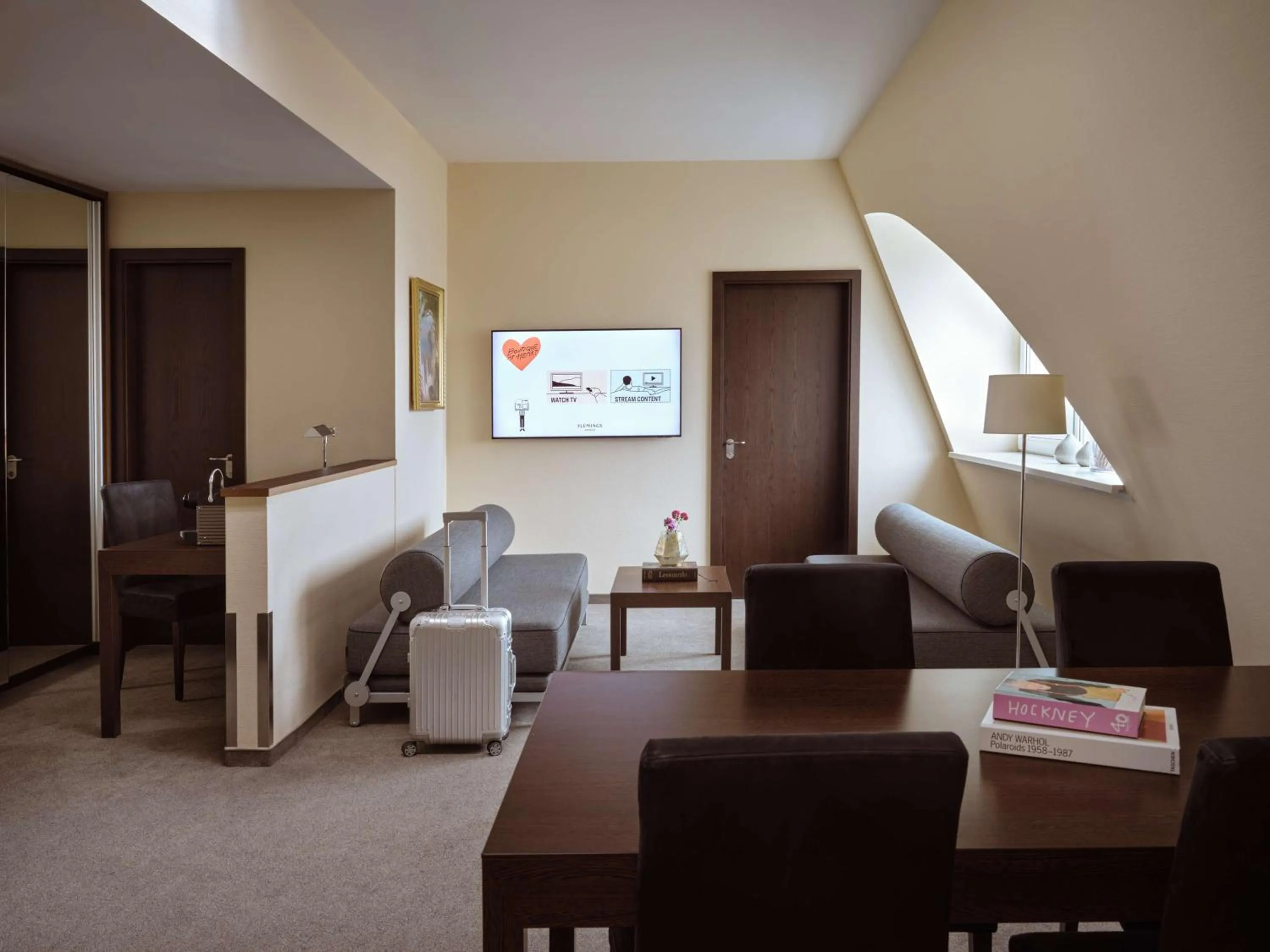 Living room in Metropolitan Hotel by Flemings