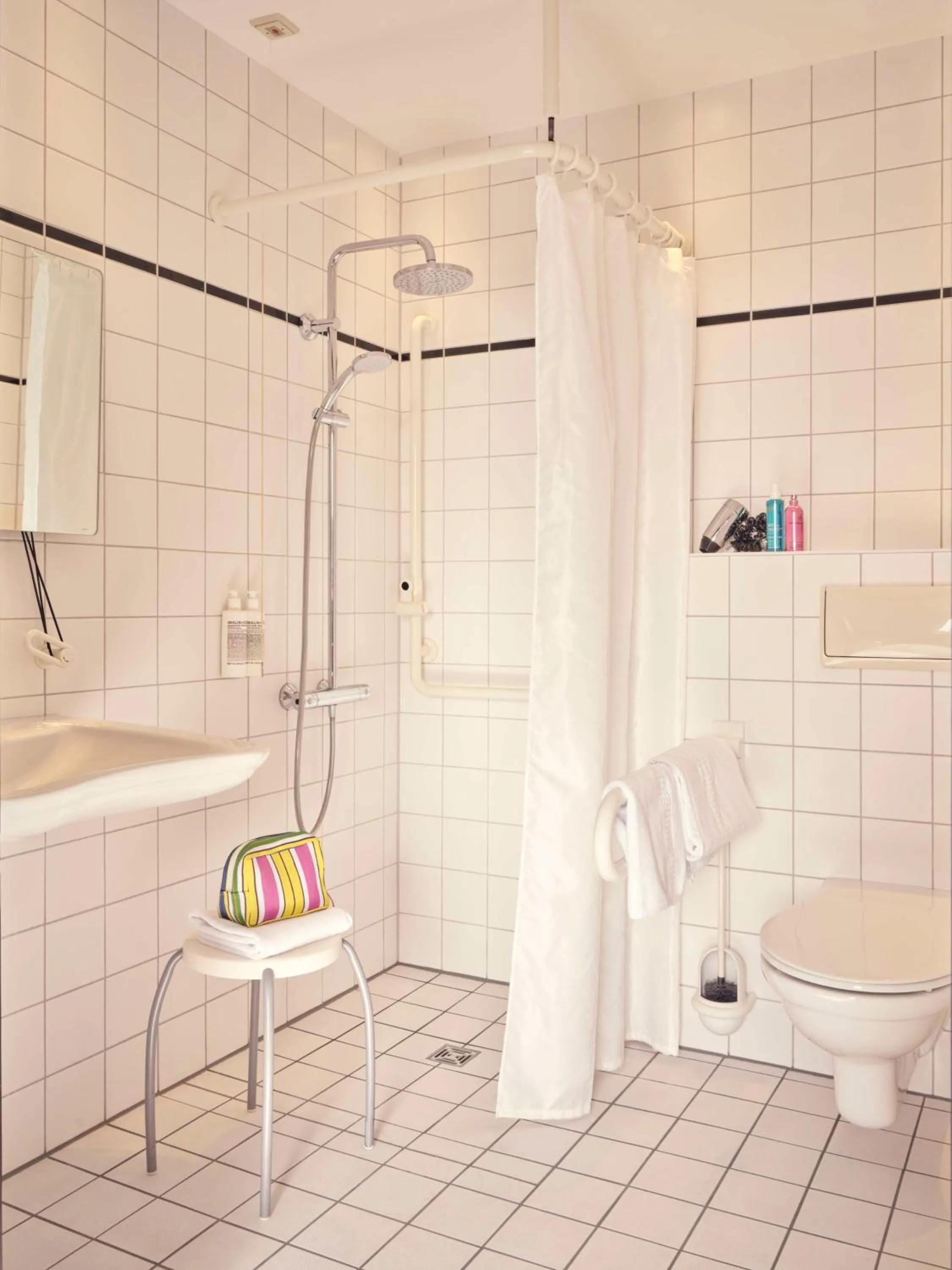 Bathroom in Metropolitan Hotel by Flemings