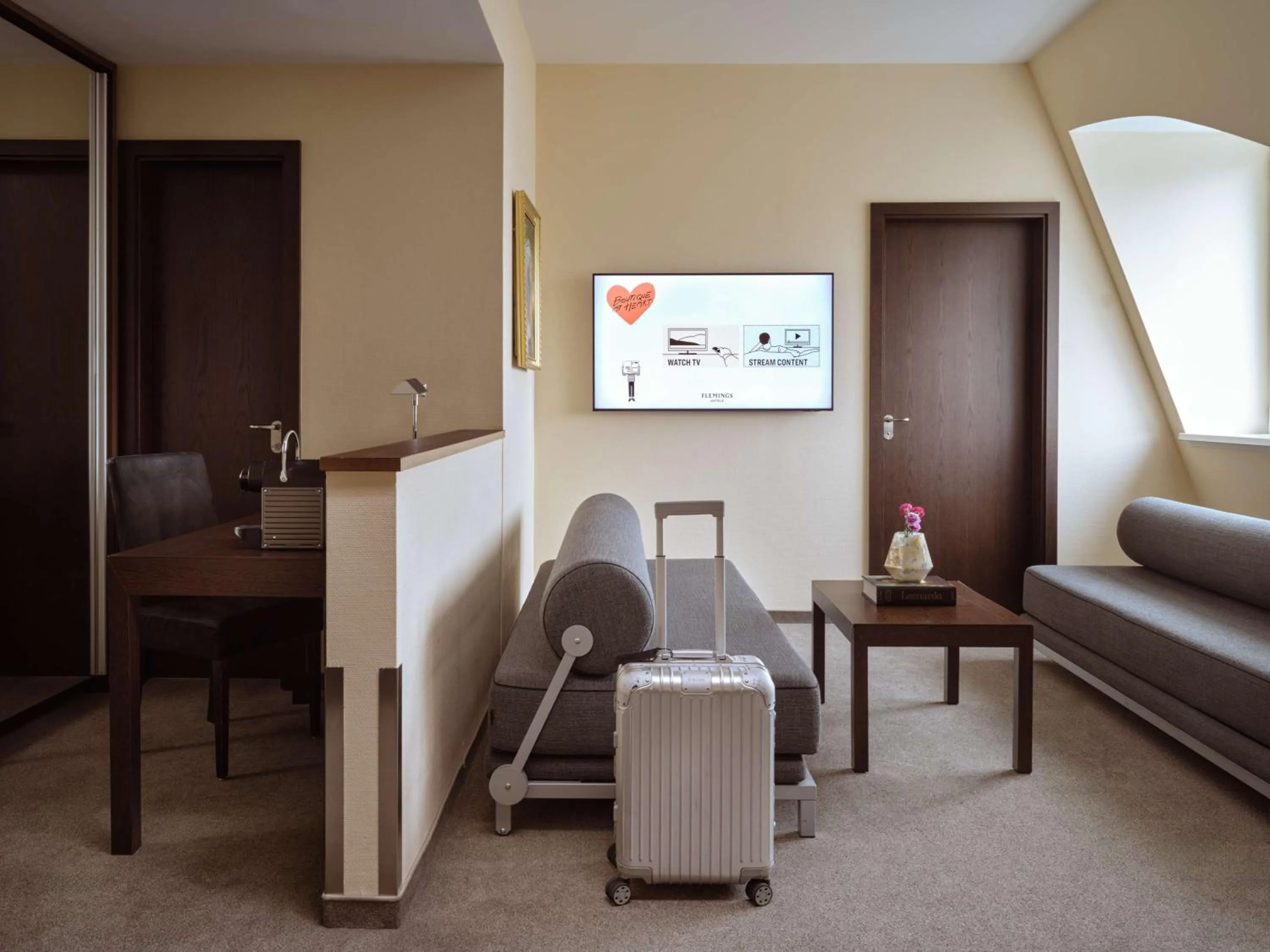 Living room in Metropolitan Hotel by Flemings