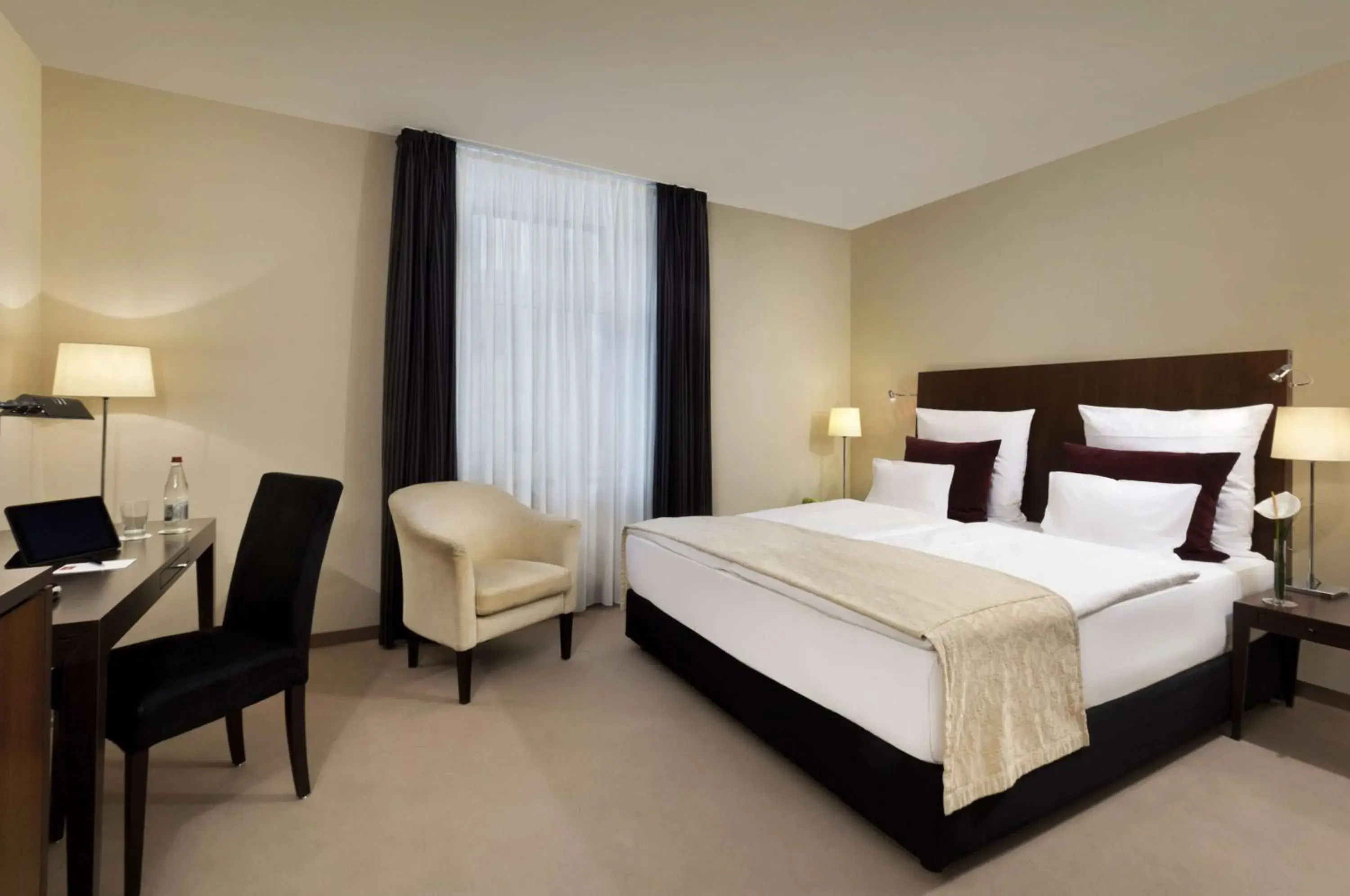 Superior Plus Queen room - single occupancy in Metropolitan Hotel by Flemings Superior Plus Queen room - single occupancy in Metropolitan Hotel by Flemings