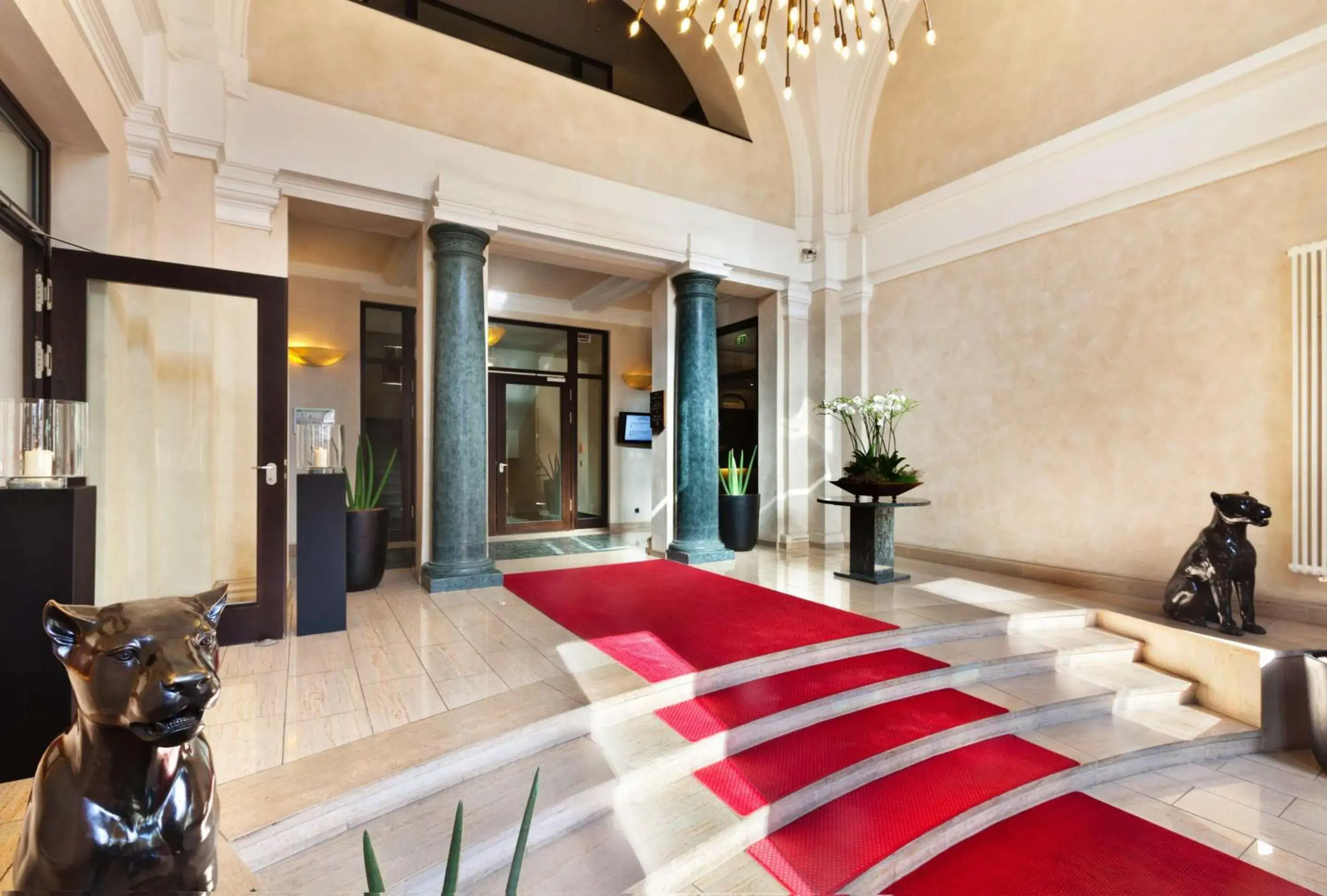 Facade/entrance in Metropolitan Hotel by Flemings