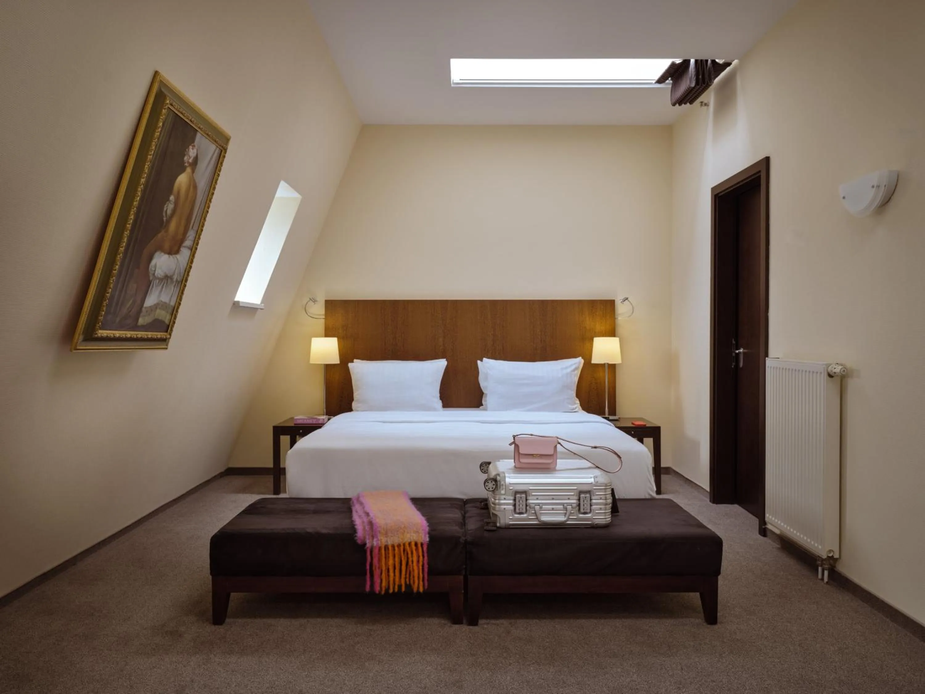 Facade/entrance, Bed in Metropolitan Hotel by Flemings