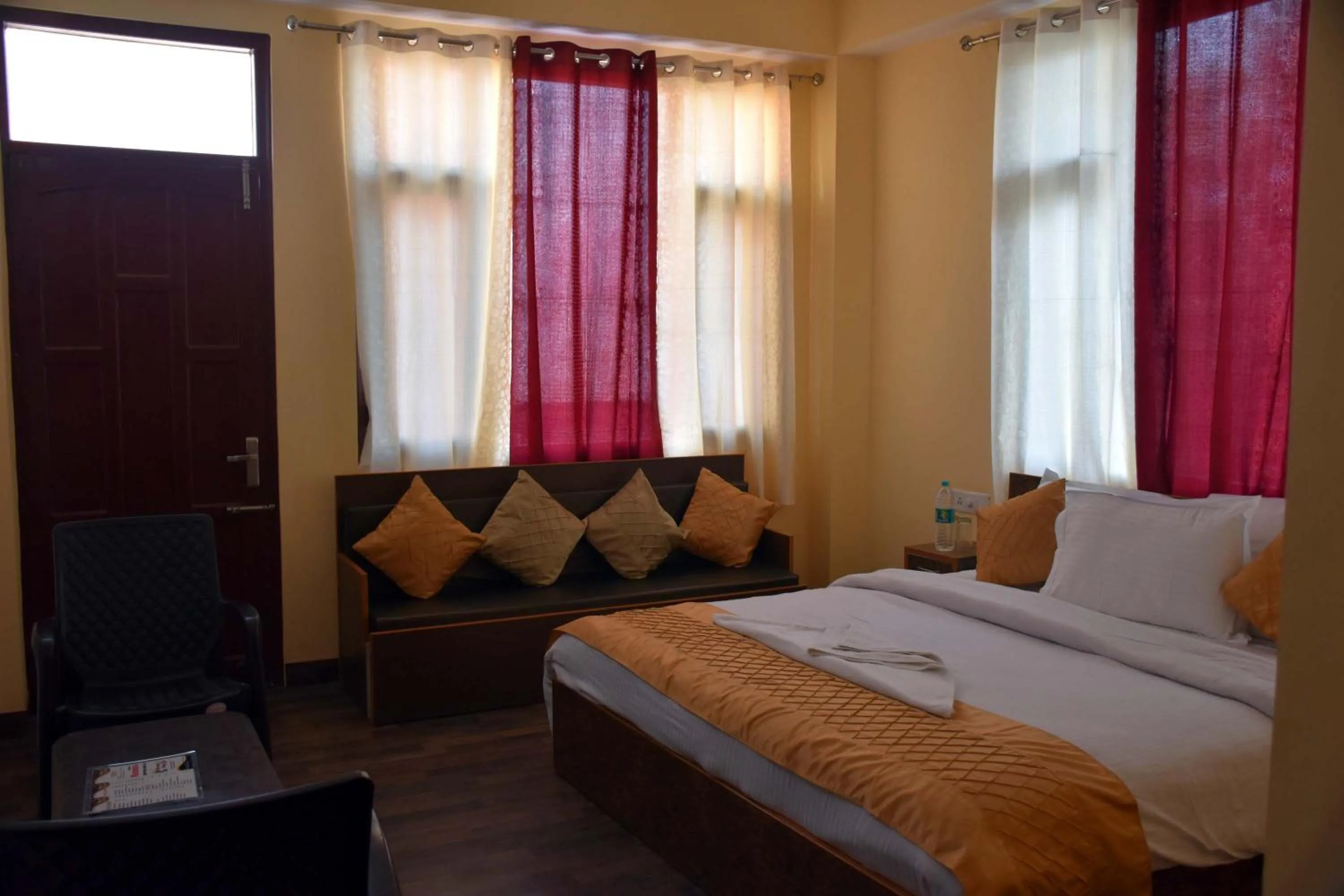 Photo of the whole room in Whistling Alpines