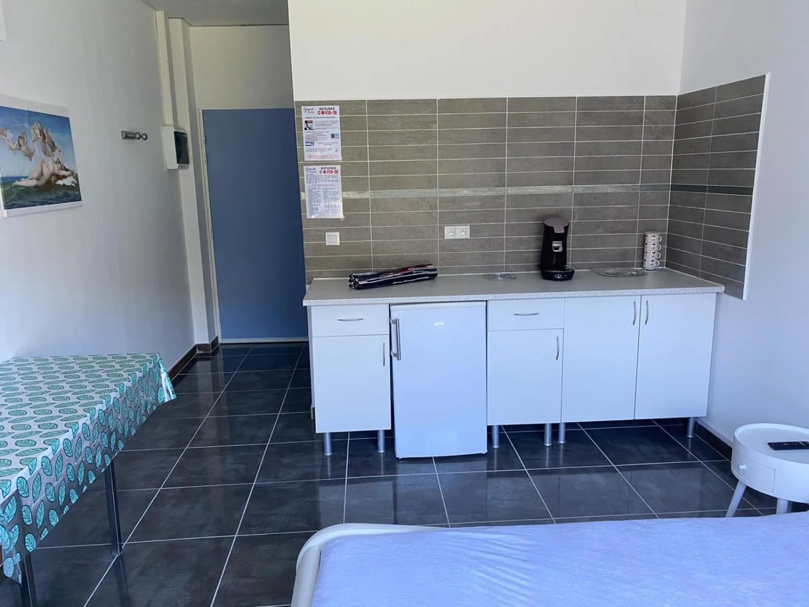 Kitchen or kitchenette, Bed in Domaine des Anges