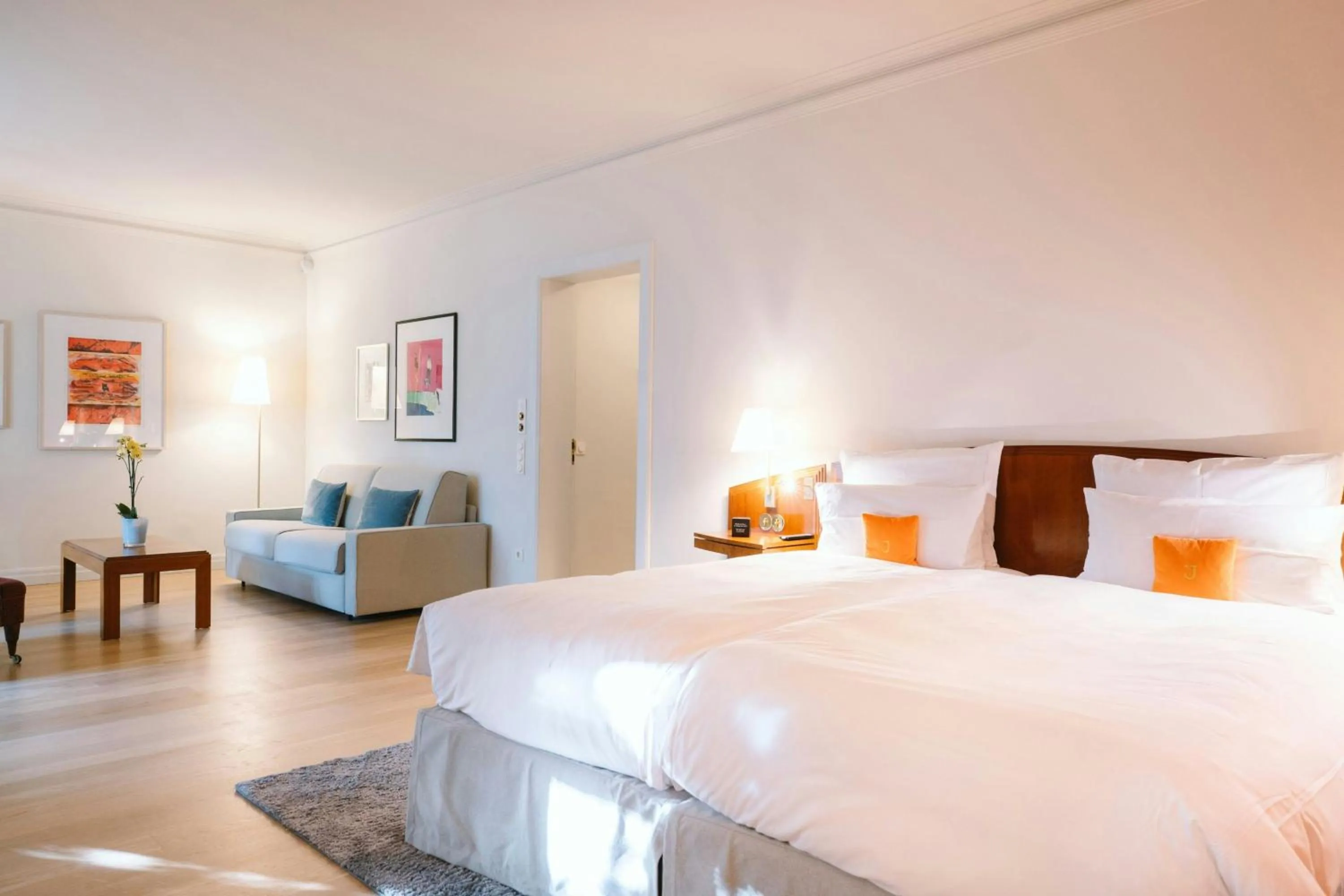 Photo of the whole room, Bed in Louis C Jacob, Hamburg, Autograph Collection