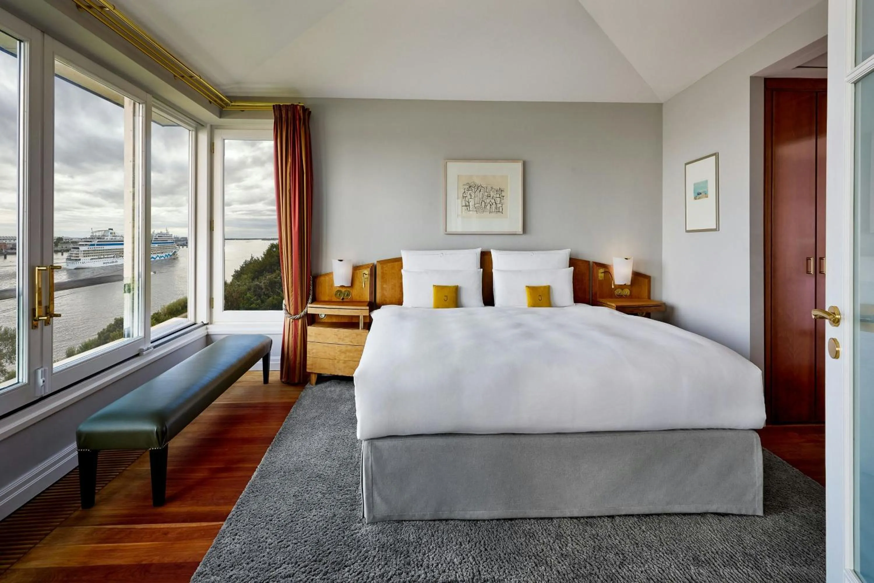 Photo of the whole room, Bed in Louis C Jacob, Hamburg, Autograph Collection